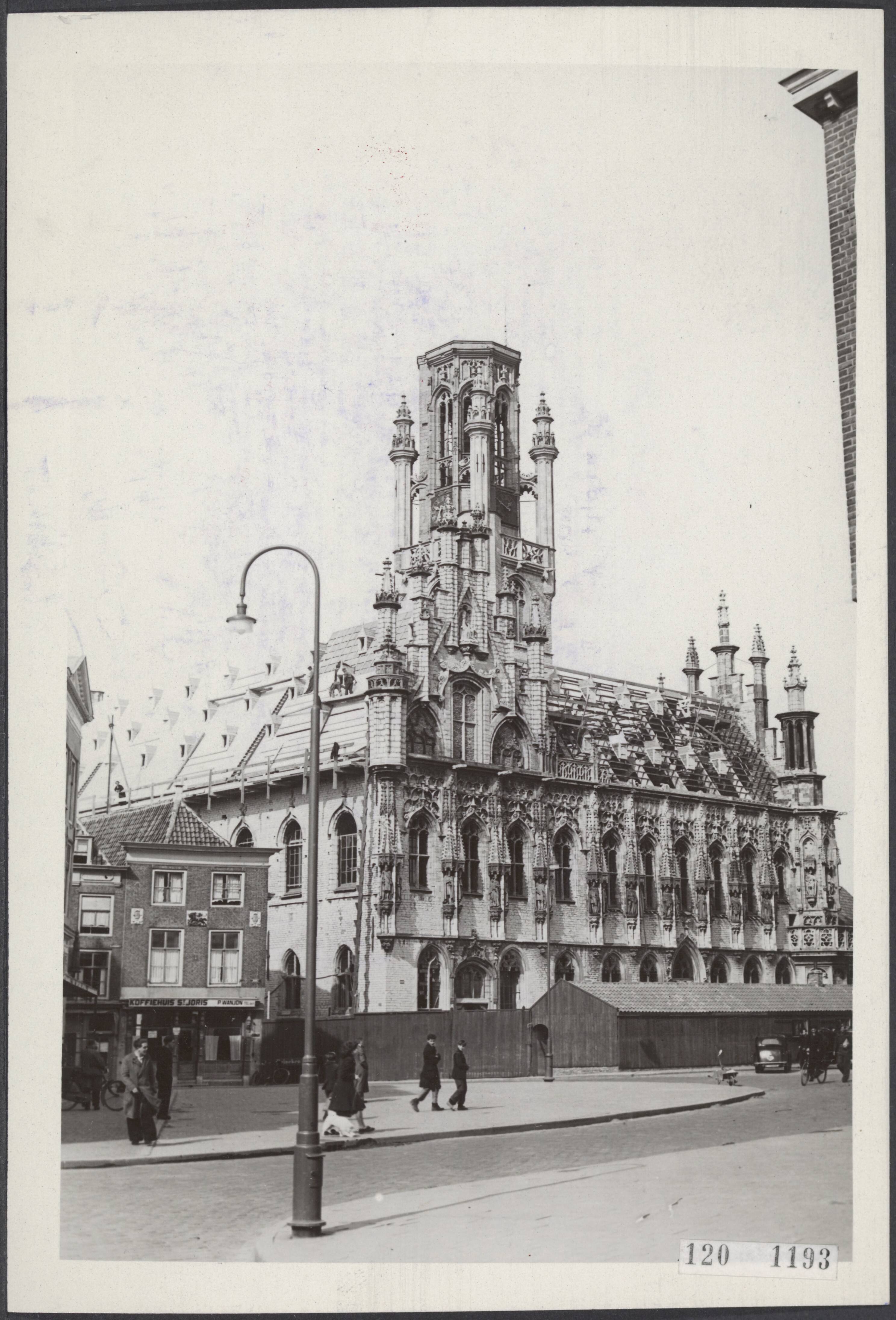 Fotocollectie Rijksvoorlichtingsdienst Eigen — Het stadhuis van Middelburg, dat in 1940 bijna geheel werd verwoest, wordt gerestaureerd, hetgeen een kwestie van jaren is. Men is thans zover gevorderd, dat het dak bijna gereed i — Foto: Fotograaf Onbekend / Anefo. Licentie: Set B: Rechtenvrij / Publiek Domein. Bron: Nationaal Archief. http://hdl.handle.net/10648/af85e94c-d0b4-102d-bcf8-003048976d84