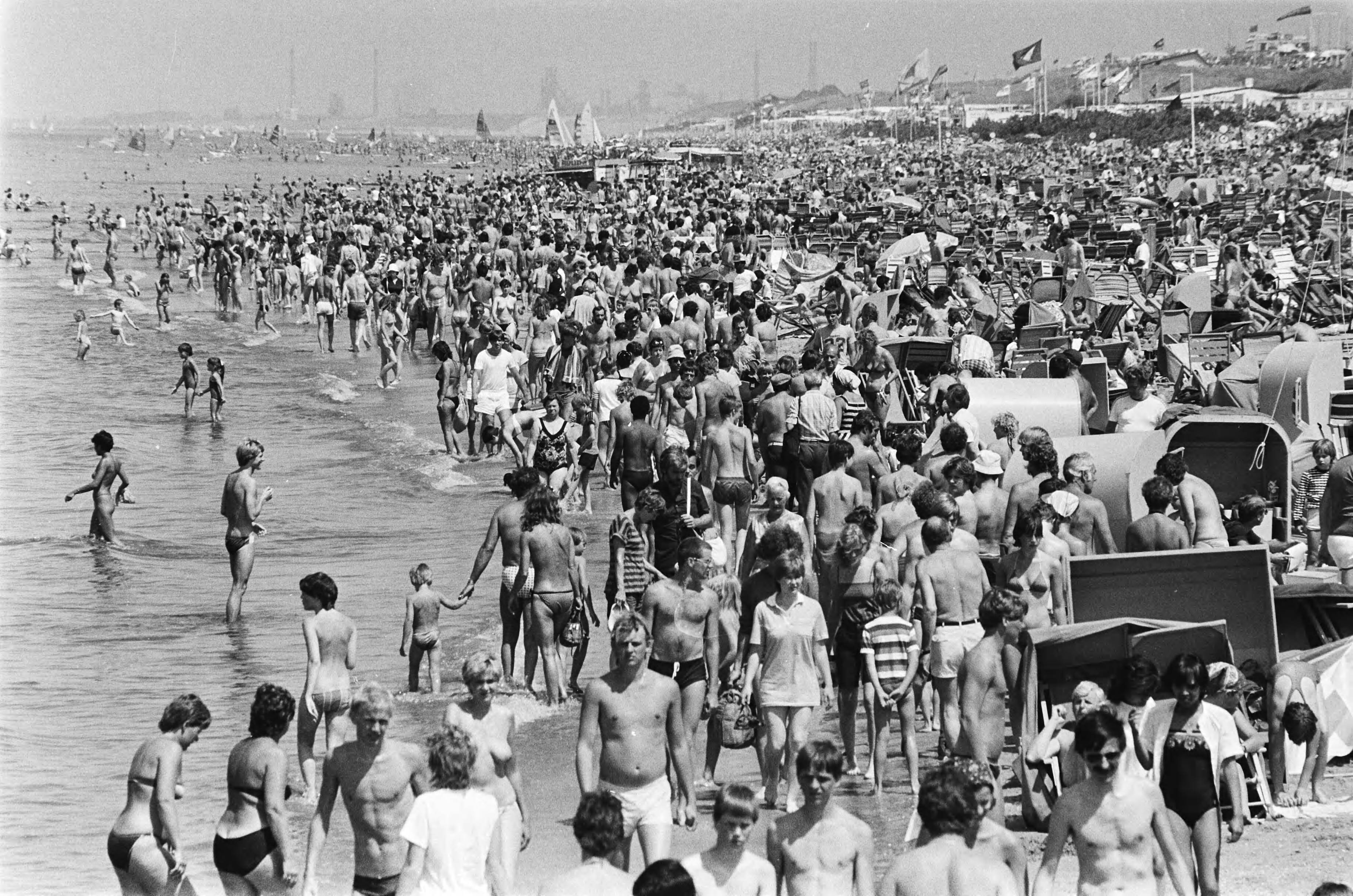 Fotocollectie Anefo — Drukte op strand van Zandvoort i.v.m. mooi weer — Foto: Antonisse, Marcel / Anefo. Licentie: Set B: Rechtenvrij / Publiek Domein. Bron: Nationaal Archief. http://hdl.handle.net/10648/ad18c094-d0b4-102d-bcf8-003048976d84