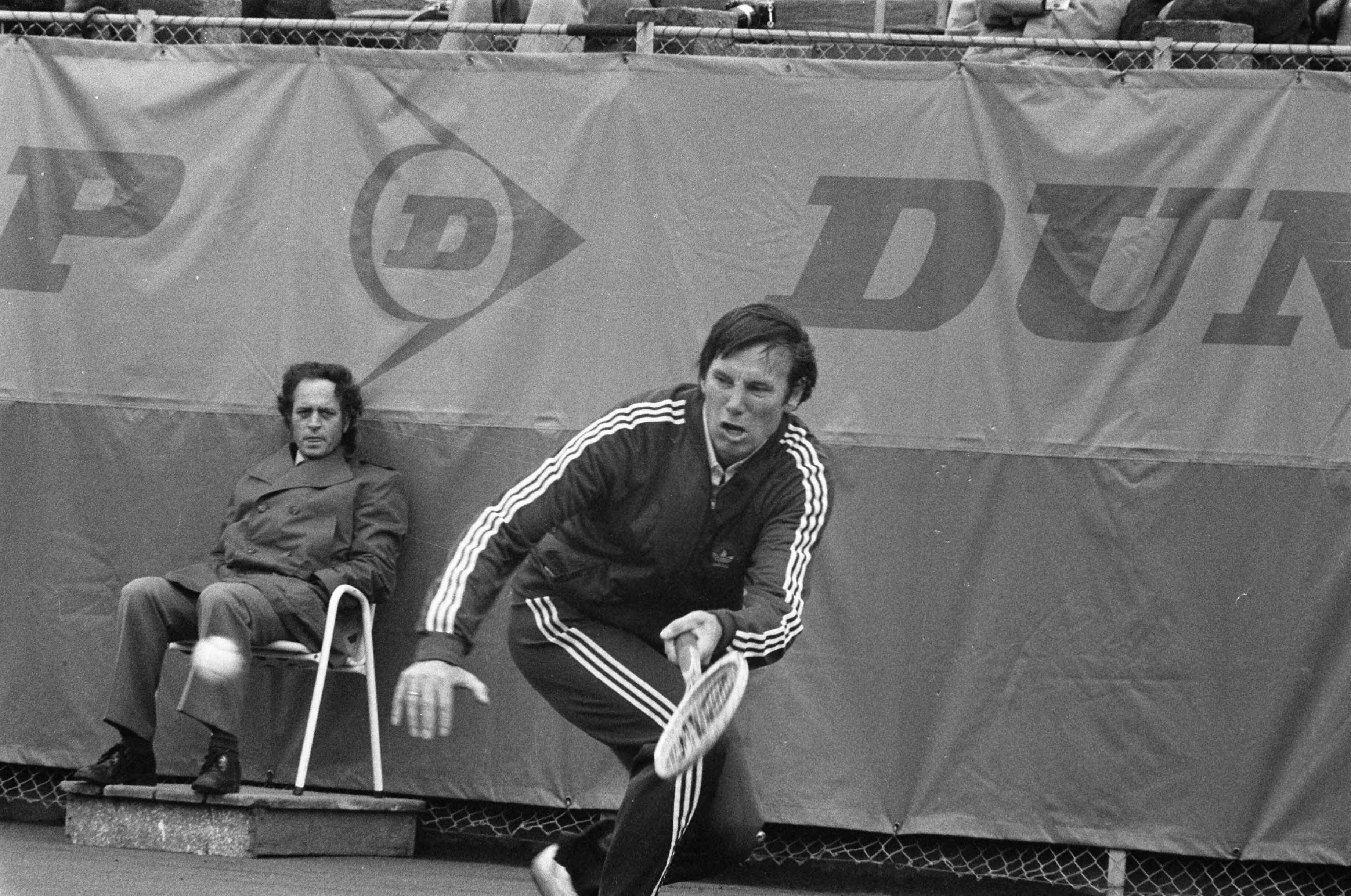 Davis-Cup 1977: Nederland-Joegoslavië — De Joegoslavische speler Niki Pilic in training op de banen van de Scheveningse METS — Foto: Croes, Rob C. / Anefo. Licentie: Set B: Rechtenvrij / Publiek Domein. Bron: Nationaal Archief. http://hdl.handle.net/10648/ac9a45e8-d0b4-102d-bcf8-003048976d84