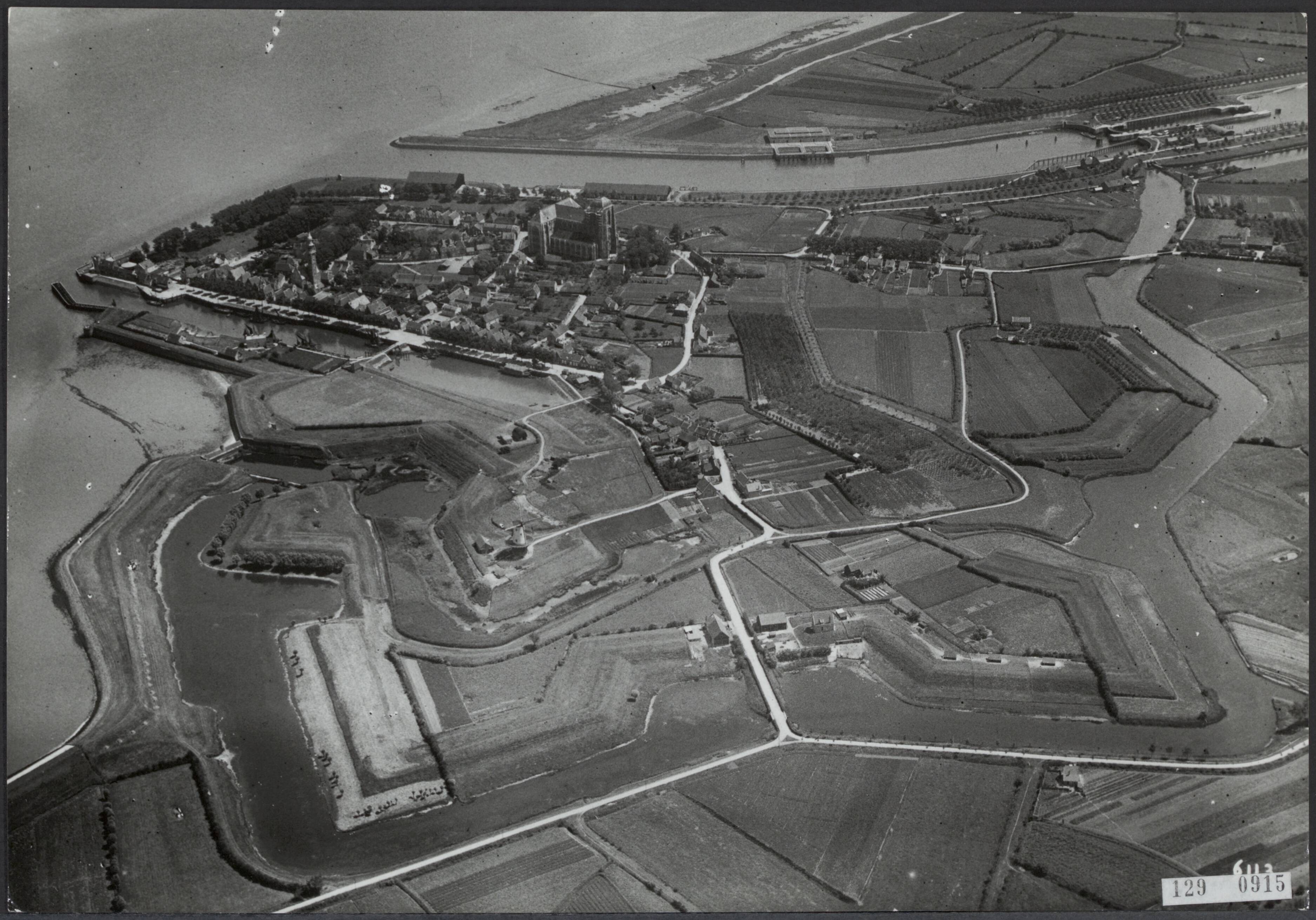 Fotocollectie Rijksvoorlichtingsdienst Eigen — Luchtopname. Veere — Foto: KLM Aerocarto / Rechtenvrij. Licentie: Set B: Rechtenvrij / Publiek Domein. Bron: Nationaal Archief. http://hdl.handle.net/10648/af481cac-d0b4-102d-bcf8-003048976d84