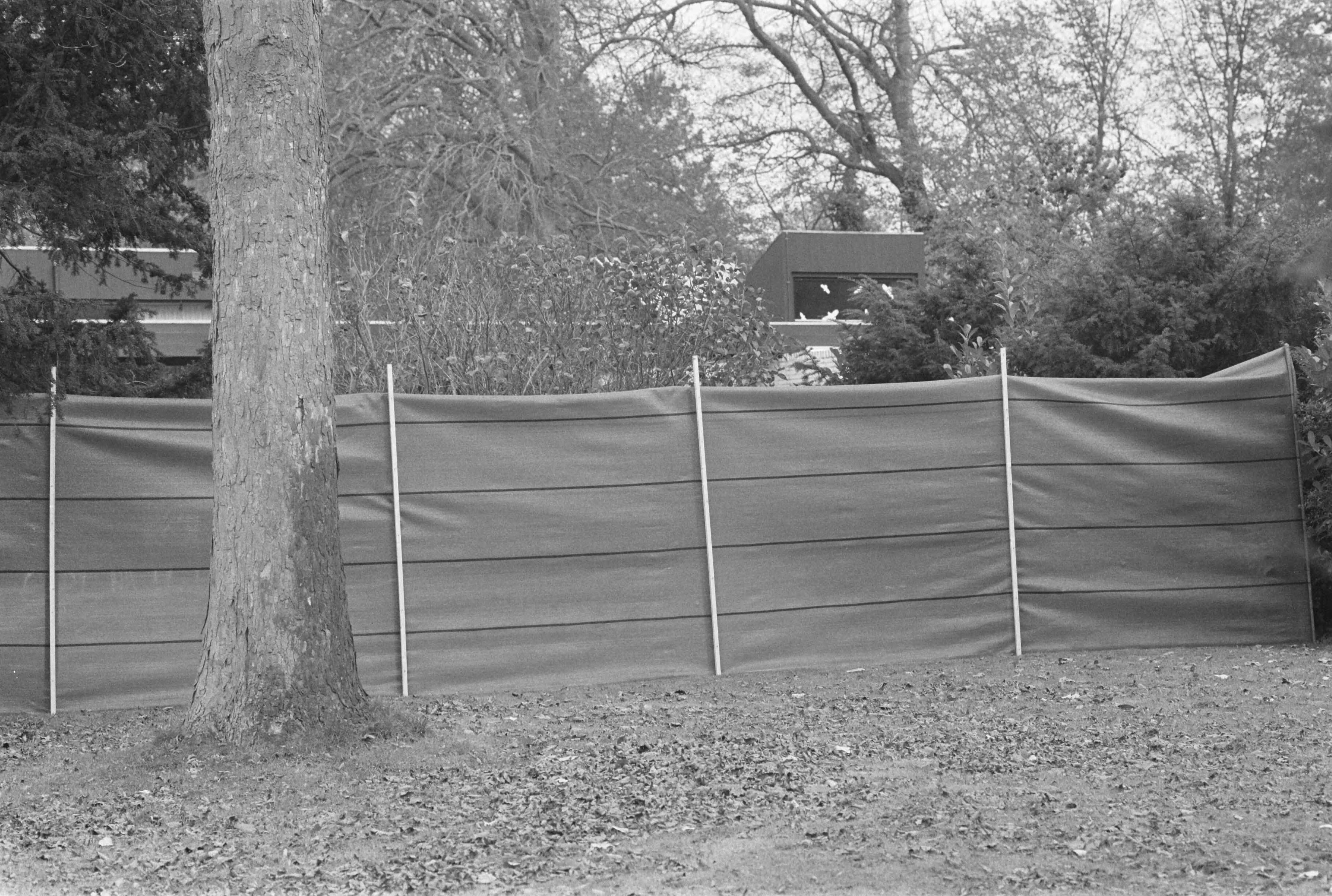 Fotocollectie Anefo — Schutting bij de villa van Gerrit Jan Heijn in Bloemendaal — Foto: Croes, Rob C. / Anefo. Licentie: Set B: Rechtenvrij / Publiek Domein. Bron: Nationaal Archief. http://hdl.handle.net/10648/ad6614ac-d0b4-102d-bcf8-003048976d84