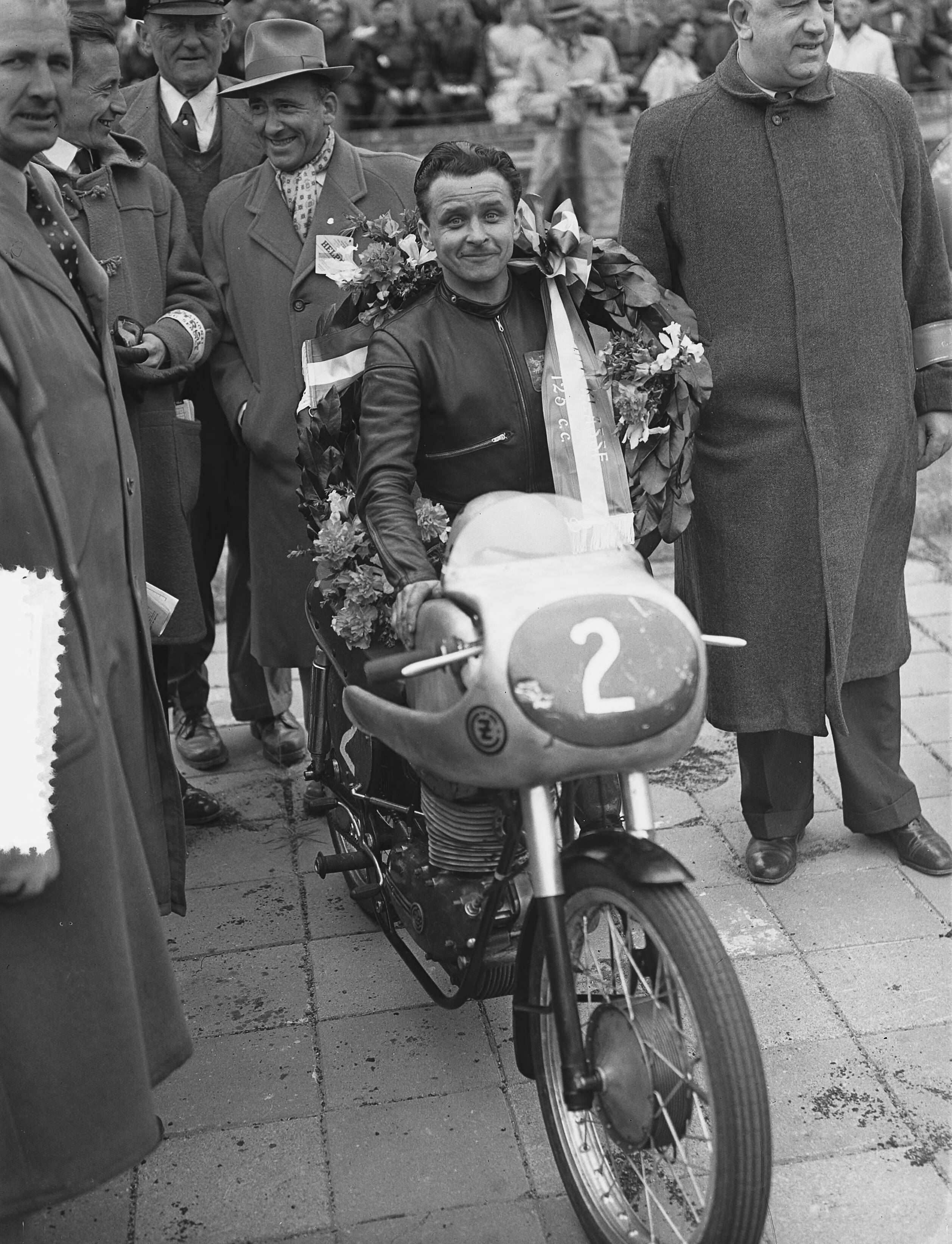 Motorraces Zandvoort — Motorraces op het circuit van Zandvoort. Winnaar 125cc , de Tsjech Parus — Foto: Bilsen, Joop van / Anefo. Licentie: Set B: Rechtenvrij / Publiek Domein. Bron: Nationaal Archief. http://hdl.handle.net/10648/a9220680-d0b4-102d-bcf8-003048976d84