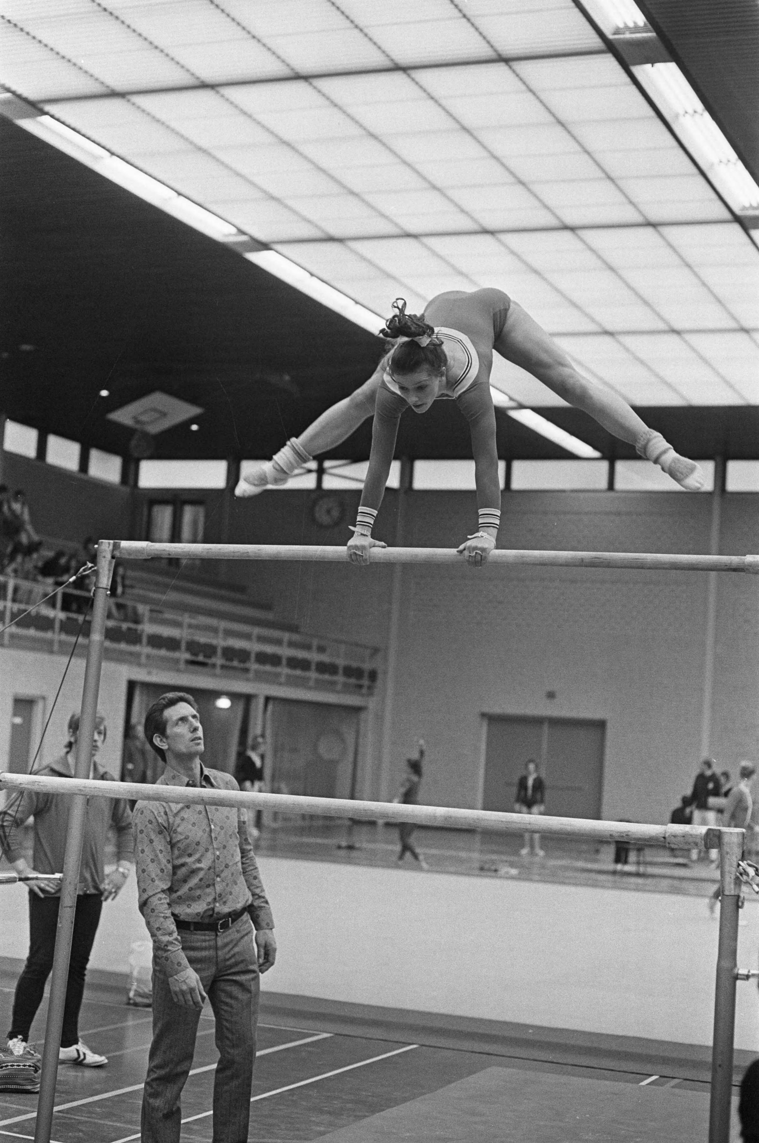 Nederlandse Turnkampioenschappen voor dames in Den Haag — Kampioene Ans van Gerwen in actie — Foto: Fotograaf Onbekend / Anefo. Licentie: Set B: Rechtenvrij / Publiek Domein. Bron: Nationaal Archief. http://hdl.handle.net/10648/abe7bf36-d0b4-102d-bcf8-003048976d84