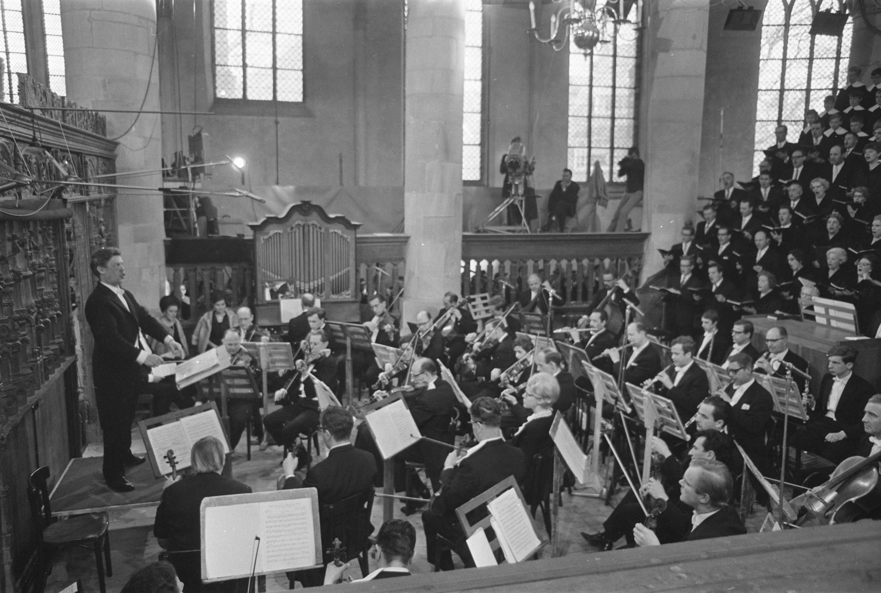Fotocollectie Anefo — Uitvoering Mattheus Passion in Grote Kerk in Naarden — Foto: Nijs, Jac. de / Anefo. Licentie: Set B: Rechtenvrij / Publiek Domein. Bron: Nationaal Archief. http://hdl.handle.net/10648/ab3cca40-d0b4-102d-bcf8-003048976d84