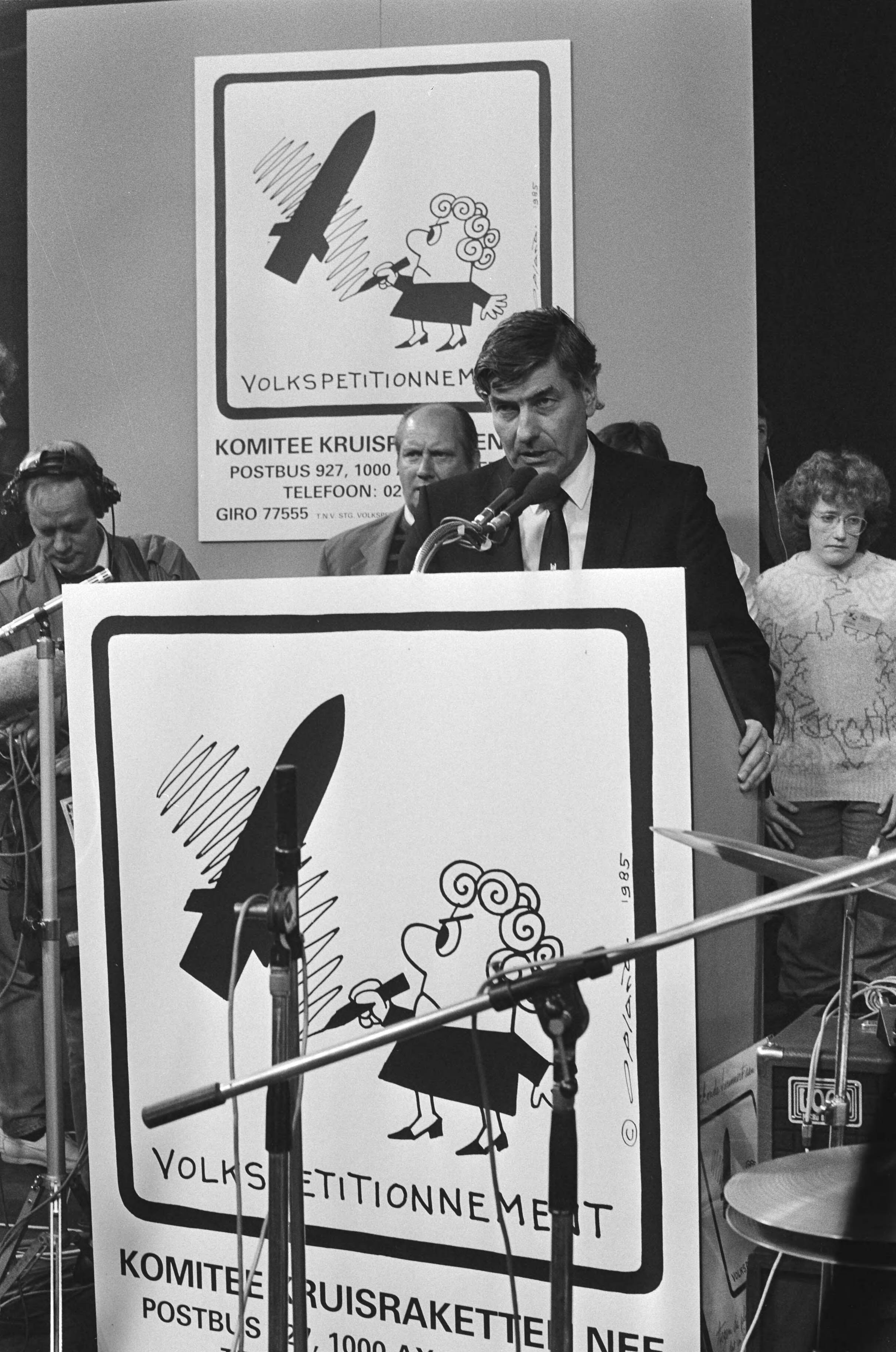 Fotocollectie Anefo — Slotmanifestatie volkspetitionnement in Den Haag ; premier Lubbers spreekt — Foto: Croes, Rob C. / Anefo. Licentie: Set B: Rechtenvrij / Publiek Domein. Bron: Nationaal Archief. http://hdl.handle.net/10648/ad4bef82-d0b4-102d-bcf8-003048976d84
