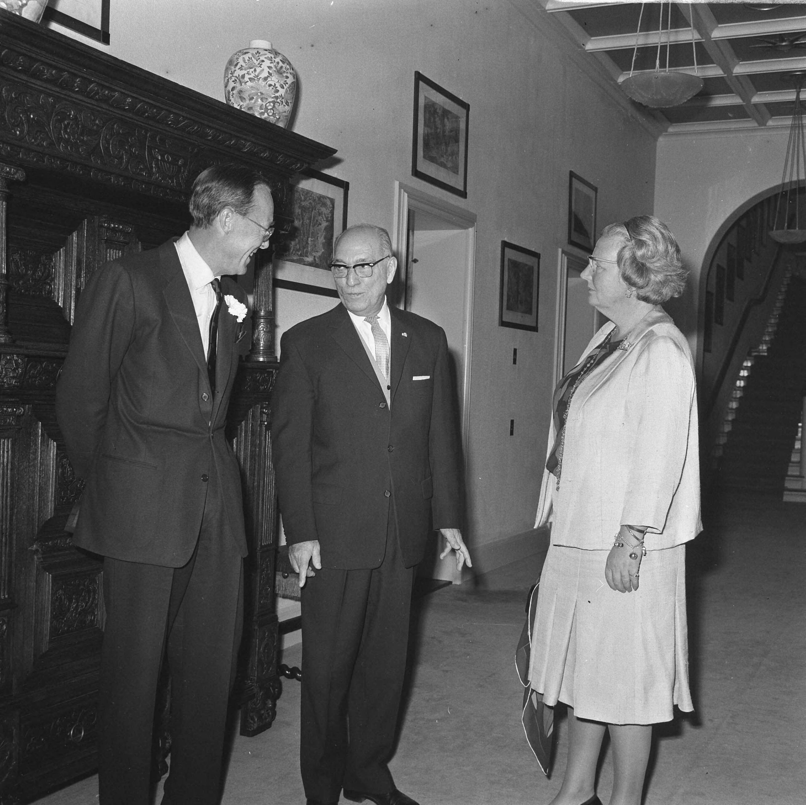 Gevolmachtigd minister van de Nederlandse Antillen, Mr. W.F.M. Lampe wordt door koningin Juliana en prins Bernhard op Paleis Soestdijk ontvangen — Lampe, W.F.M.|Juliana (koningin Nederland)|Bernhard (prins Nederland)|Baarn|koninginnen |prinsen |ministers |ontvangsten|Utrecht (prov.)|Paleis Soestdijk — Foto: Evers, Joost / Anefo. Licentie: Set B: Rechtenvrij / Publiek Domein. Bron: Nationaal Archief. http://hdl.handle.net/10648/aafdd2ae-d0b4-102d-bcf8-003048976d84