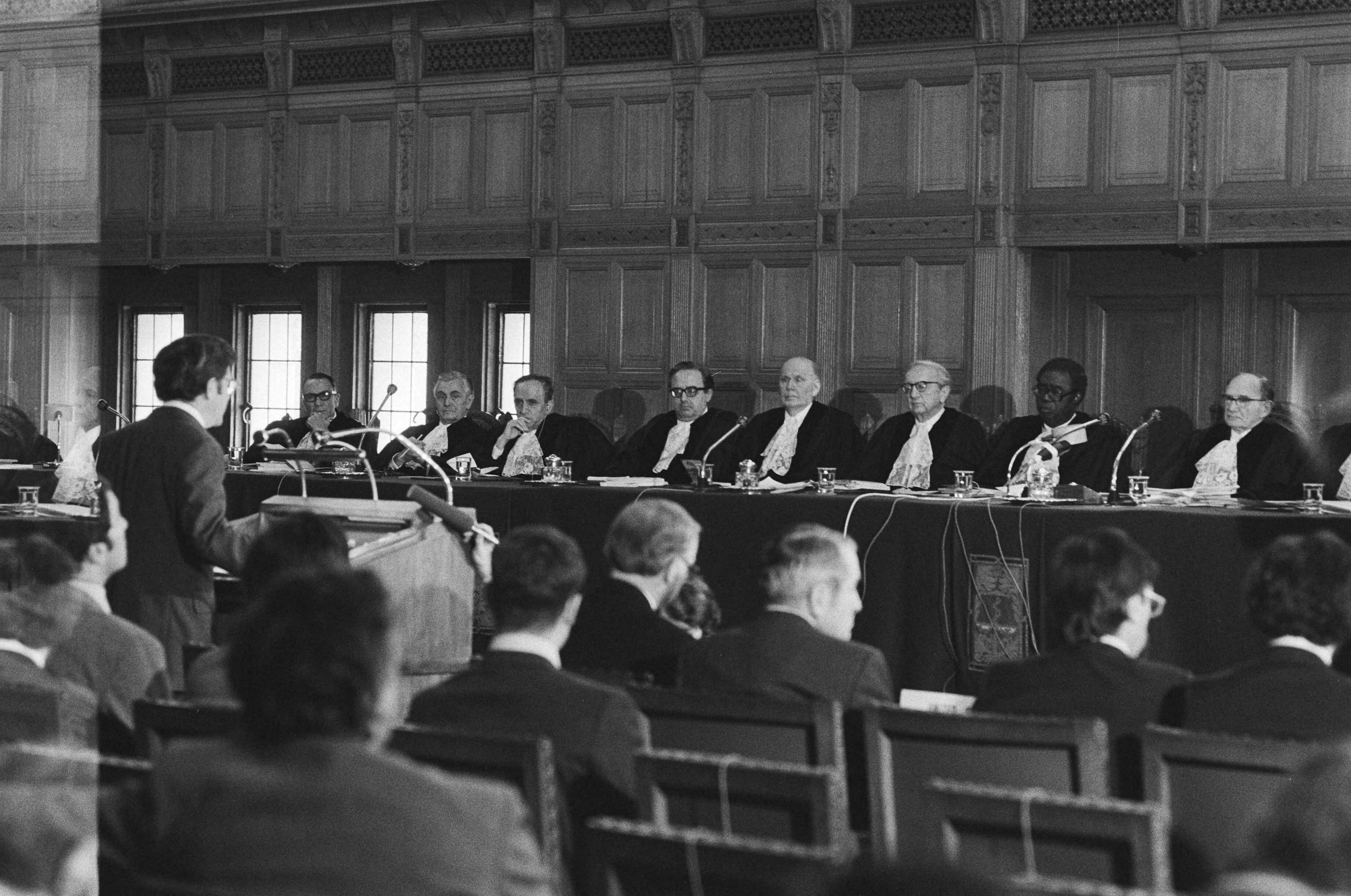 Fotocollectie Anefo — Hoorzitting in Vredespaleis in Den Haag door Internatio Gerechtshof van de rechtz. VS Iran , betref. gijzelingsa in Teheran; overzicht rechters / — Foto: Suyk, Koen / Anefo. Licentie: Set B: Rechtenvrij / Publiek Domein. Bron: Nationaal Archief. http://hdl.handle.net/10648/acdc68f6-d0b4-102d-bcf8-003048976d84