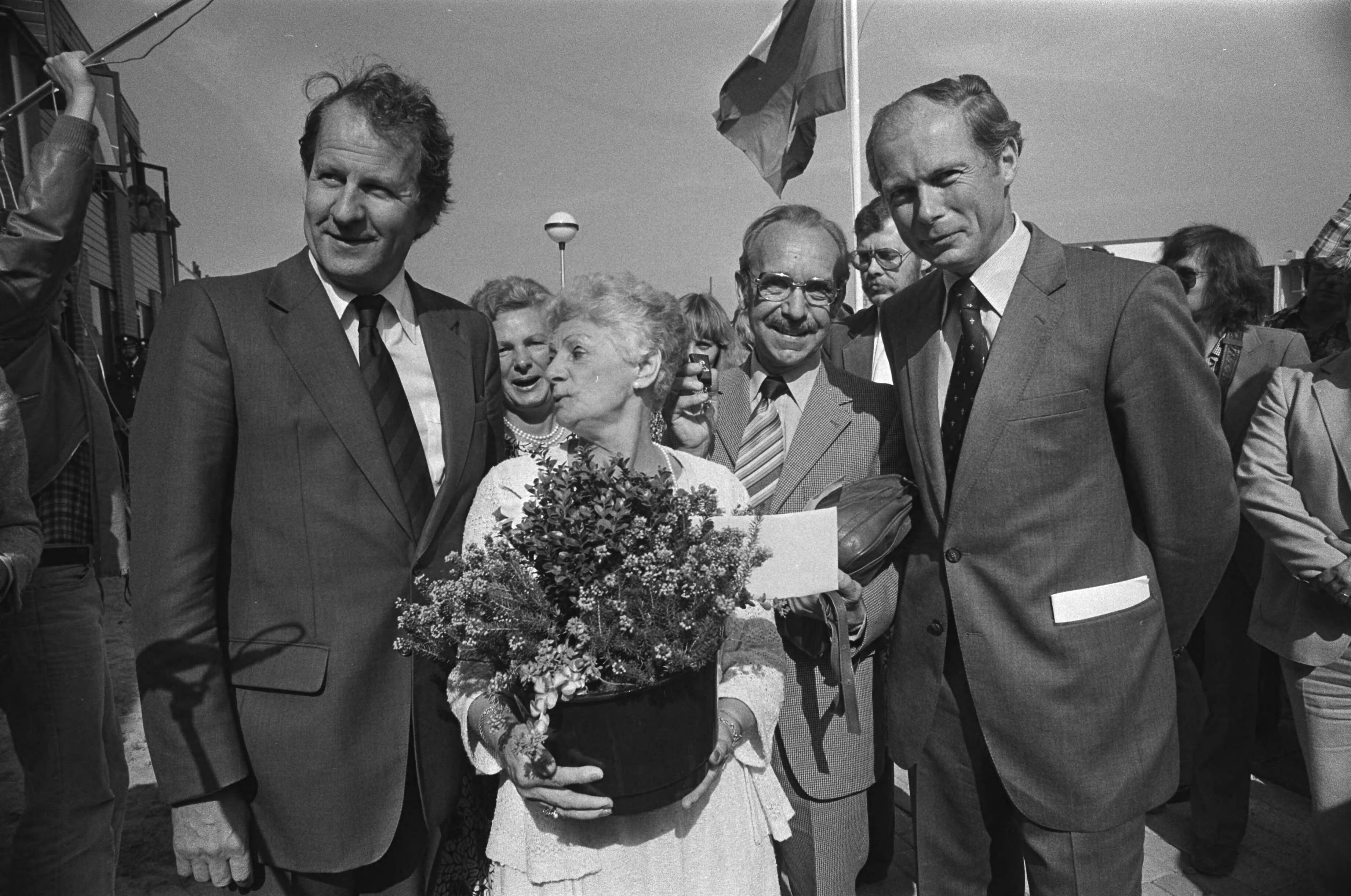 Driemiljoenste na de oorlog gebouwde woning (in het Utrechtse Nieuwegein) symbolisch overgedragen door minister Beelaerts van Blokland van Volkshuisvesting — Staatssecretaris Brokx van Volkshuisvesting (l), bewoners van het huis, het echtpaar de Kruif en minister Beelaerts van Blokland — Foto: Suyk, Koen / Anefo. Licentie: Set B: Rechtenvrij / Publiek Domein. Bron: Nationaal Archief. http://hdl.handle.net/10648/acd0030e-d0b4-102d-bcf8-003048976d84