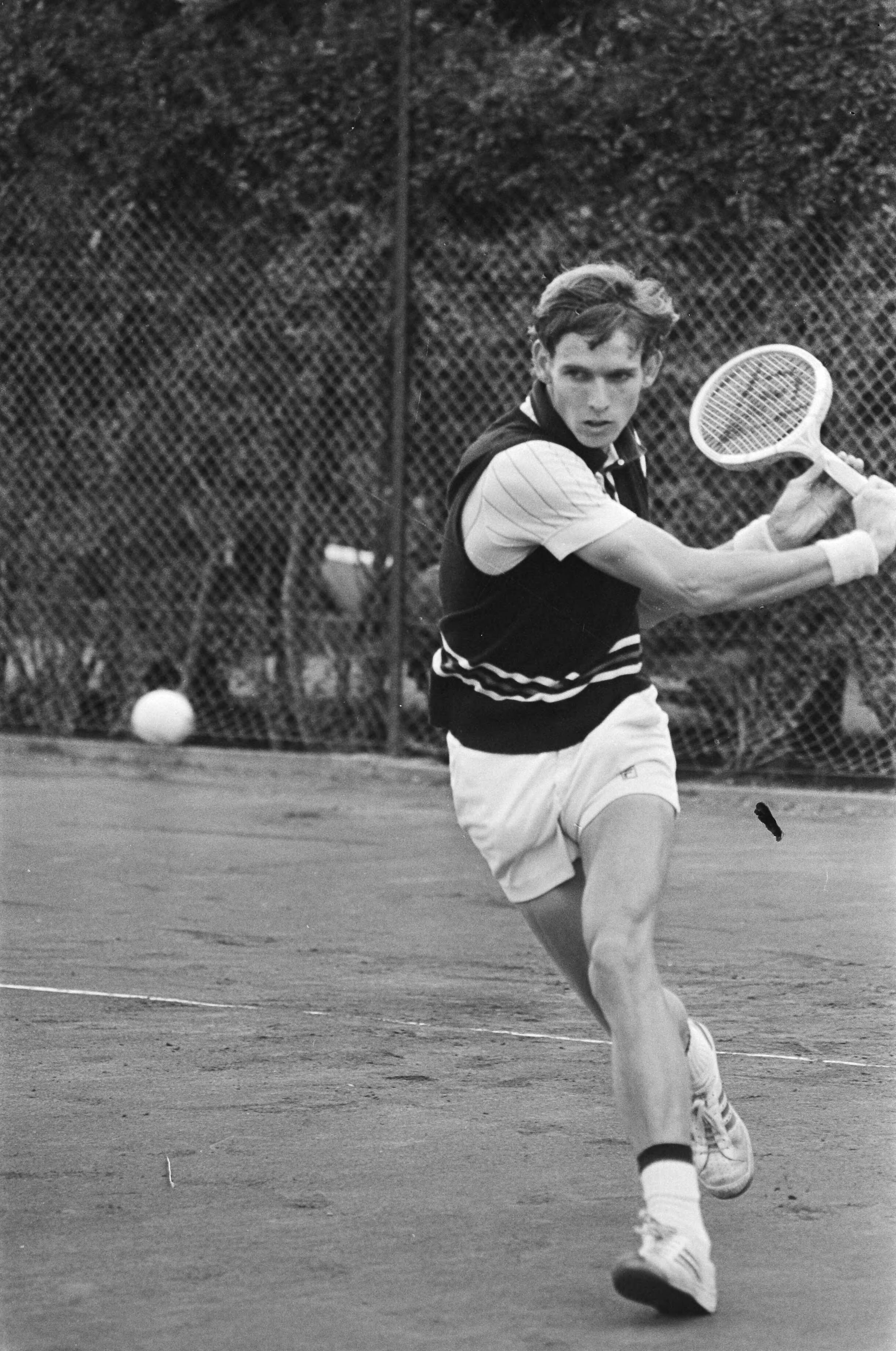 Fotocollectie Anefo — Nationale tenniskampioenschappen in Scheveningen (METS); Loek Sanders in actie — Foto: Peters, Hans / Anefo. Licentie: Set B: Rechtenvrij / Publiek Domein. Bron: Nationaal Archief. http://hdl.handle.net/10648/aca0c0a8-d0b4-102d-bcf8-003048976d84