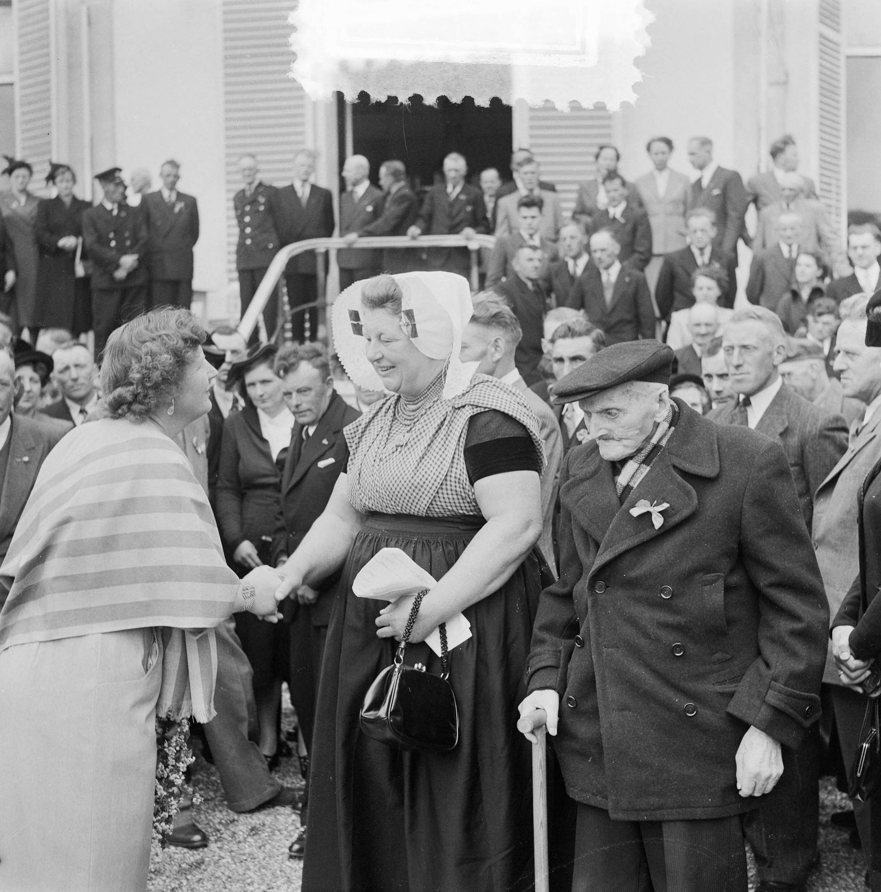 Koninginnedag 1953 — Koningin Juliana in gesprek met enige Zeeuwen, waarbij de 102-jarige Jan Kip en Mw N.J.M. van Oeveren - de Jonge, echtgenote van de burgemeester van Wolphaartsdijk S.A.N van Oeveren. — Foto: Noske, J.D. / Anefo. Licentie: Set B: Rechtenvrij / Publiek Domein. Bron: Nationaal Archief. http://hdl.handle.net/10648/a90b3e50-d0b4-102d-bcf8-003048976d84