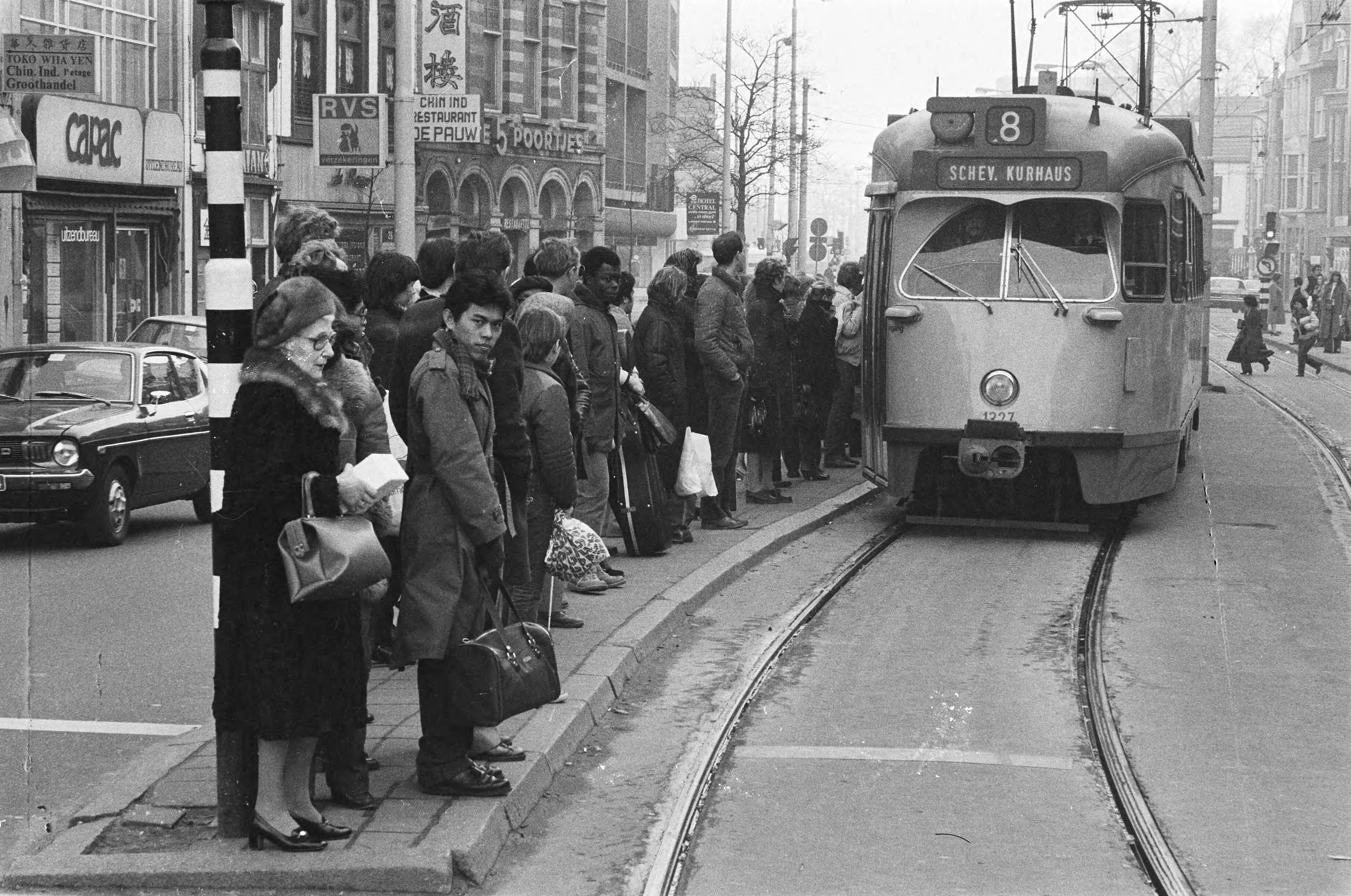 Fotocollectie Anefo — Vandaag gratis met openbaar vervoer in Den Haag uit protest dat bus en trambestuurders niet doorstromen naar hogere loonschaal — Foto: Antonisse, Marcel / Anefo. Licentie: Set B: Rechtenvrij / Publiek Domein. Bron: Nationaal Archief. http://hdl.handle.net/10648/acf5e2fe-d0b4-102d-bcf8-003048976d84