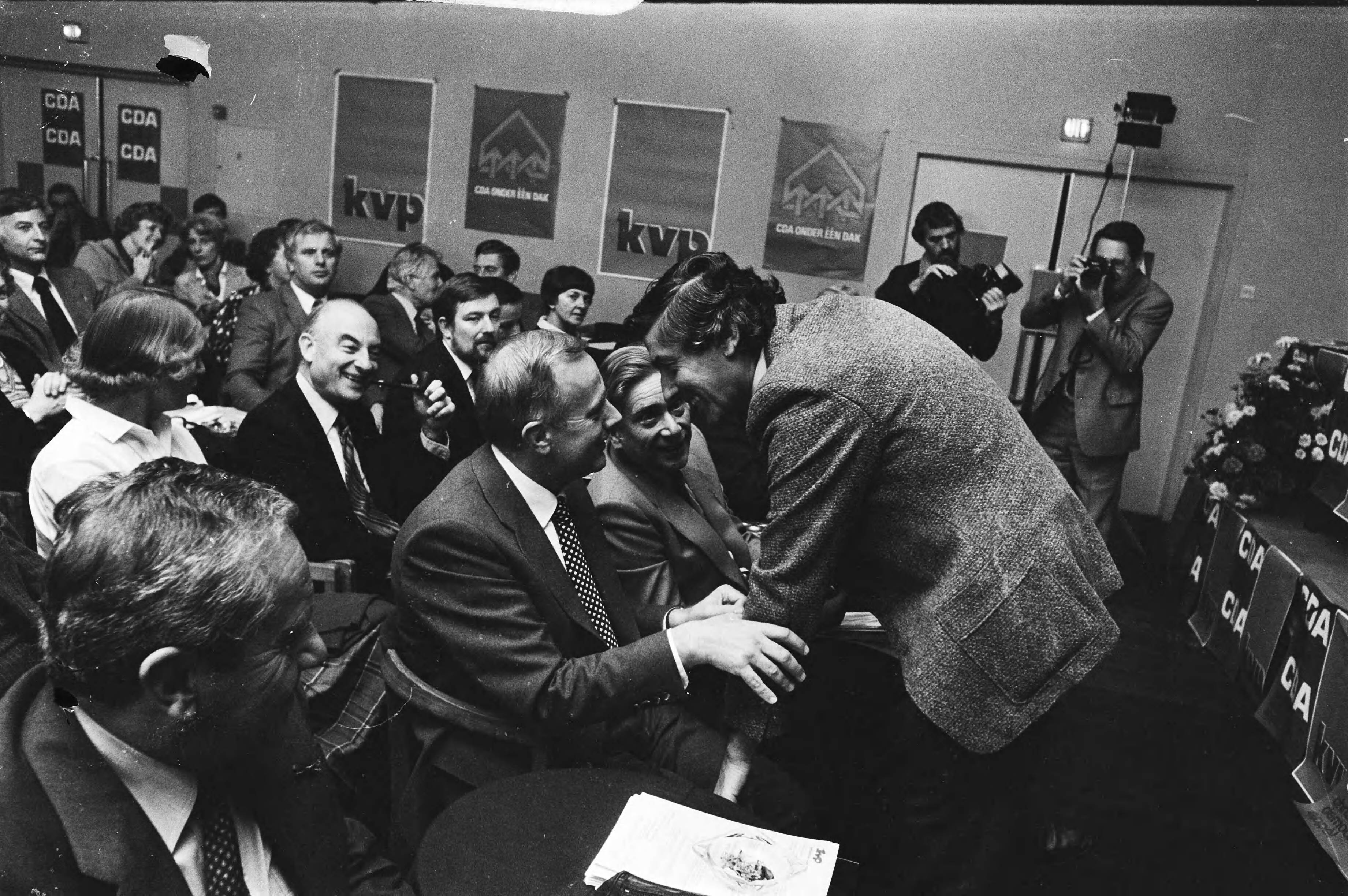 KVP partijraad in Hilversum — Ruud Lubbers (fractievoorzitter CDA) (r) begroet Piet Steenkamp (voorzitter CDA) — Foto: Bogaerts, Rob / Anefo. Licentie: Set B: Rechtenvrij / Publiek Domein. Bron: Nationaal Archief. http://hdl.handle.net/10648/acd481cc-d0b4-102d-bcf8-003048976d84