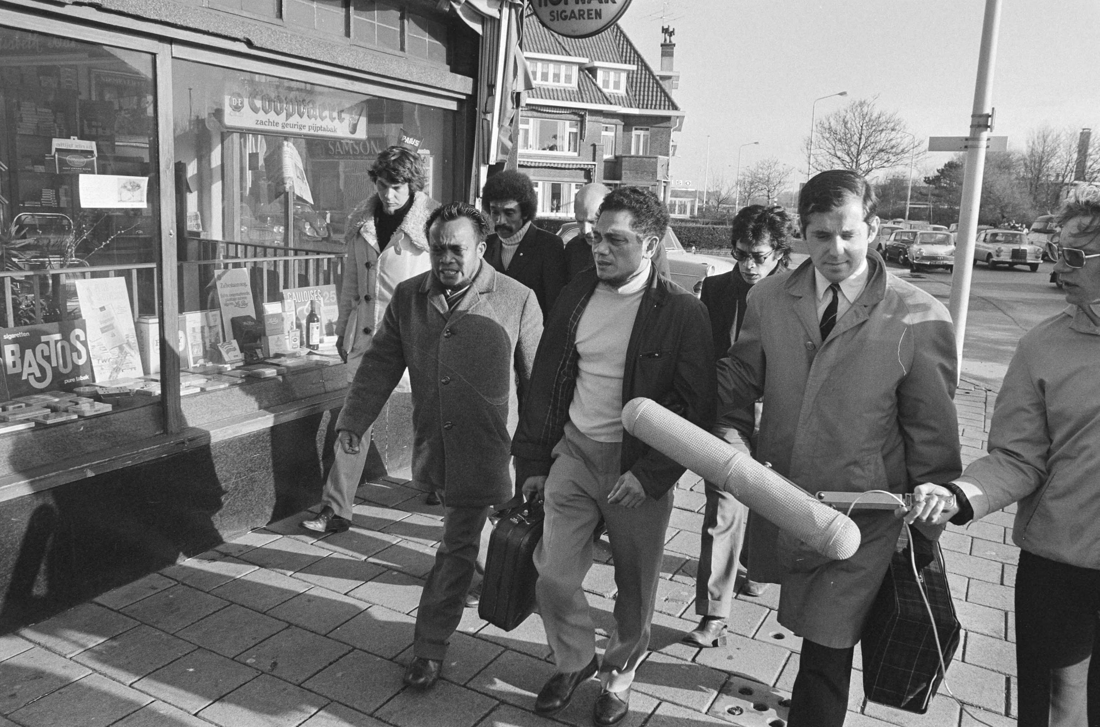 Fotocollectie Anefo — Proces tegen Zuidmolukkers die woning van Indonesische ambassadeur bezet hebben in Den Haag — Foto: Peters, Hans / Anefo. Licentie: Set B: Rechtenvrij / Publiek Domein. Bron: Nationaal Archief. http://hdl.handle.net/10648/abb0b73e-d0b4-102d-bcf8-003048976d84