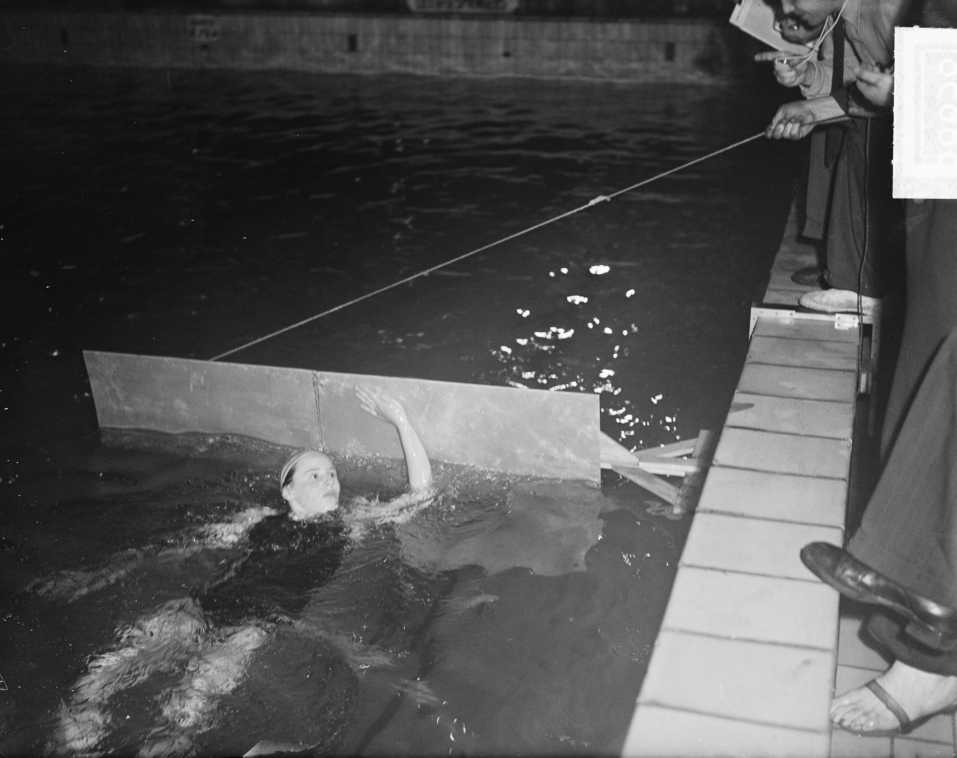 Fotocollectie Anefo — Geertje Wielema maakt nieuw wereldrecord 100 yards rugslag — Foto: Noske, J.D. / Anefo. Licentie: Set B: Rechtenvrij / Publiek Domein. Bron: Nationaal Archief. http://hdl.handle.net/10648/a8d5a902-d0b4-102d-bcf8-003048976d84