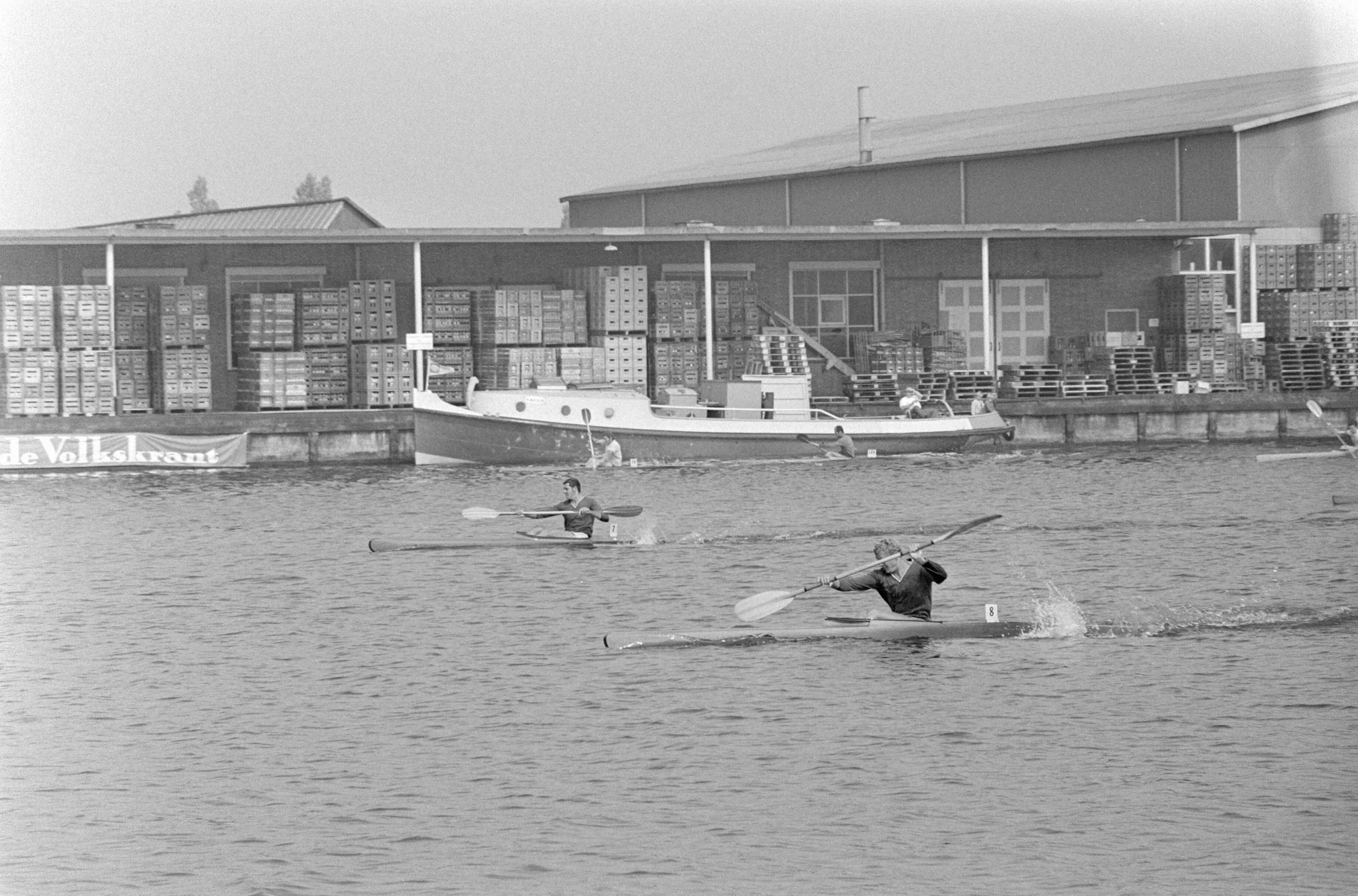 Internationale kanowedstrijden "Zaan Regatta" — Deelnemers in actie — Foto: Fotograaf Onbekend / Anefo. Licentie: Set B: Rechtenvrij / Publiek Domein. Bron: Nationaal Archief. http://hdl.handle.net/10648/abc2fb42-d0b4-102d-bcf8-003048976d84
