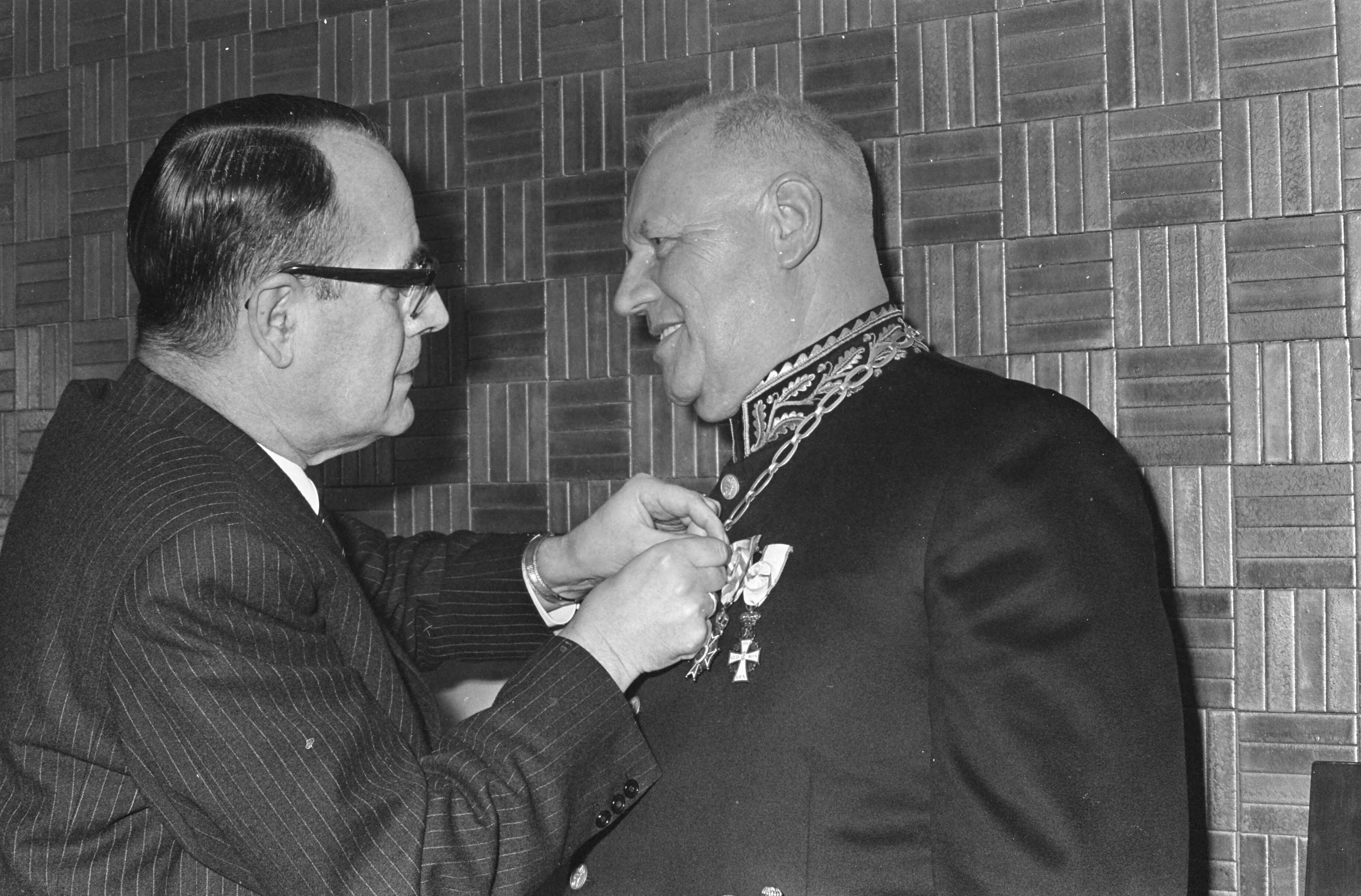 Fotocollectie Anefo — Afscheidsreceptie burgemeester Boot van Hilversum. Mr. Kranenburg speltd burgemeester Boot de versierselen op — Foto: Kroon, Ron / Anefo. Licentie: Set B: Rechtenvrij / Publiek Domein. Bron: Nationaal Archief. http://hdl.handle.net/10648/ab310868-d0b4-102d-bcf8-003048976d84
