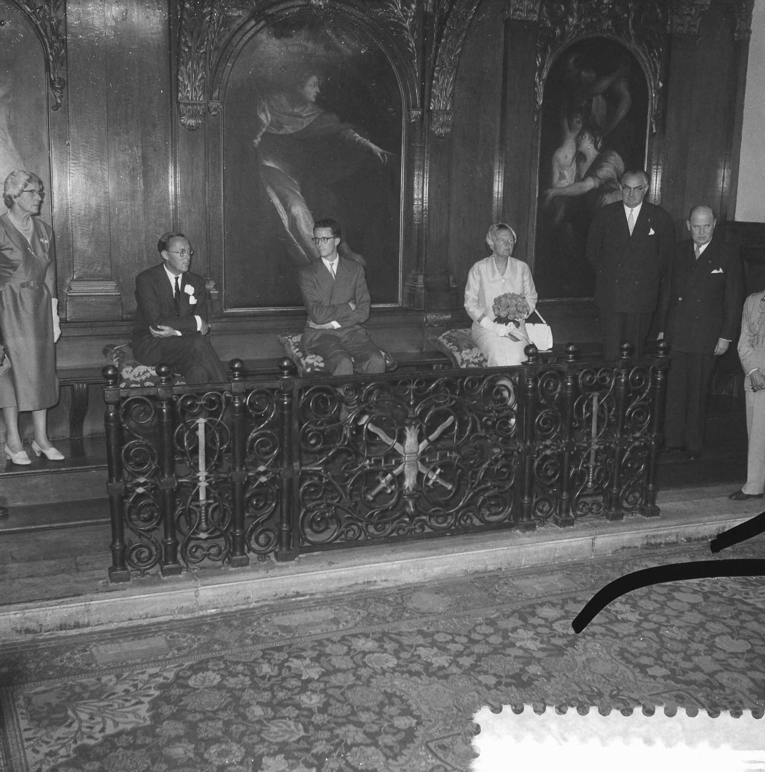 Staatsbezoek koning Boudewijn 1959 — Derde dag van het bezoek van koning Boudewijn bezoek aan Den Haag. Aankomst bij stadhuis, hoge gasten luisteren naar de rede van burgemeester Van Kolfschoten — Foto: Noske, J.D. / Anefo. Licentie: Set B: Rechtenvrij / Publiek Domein. Bron: Nationaal Archief. http://hdl.handle.net/10648/a9989494-d0b4-102d-bcf8-003048976d84