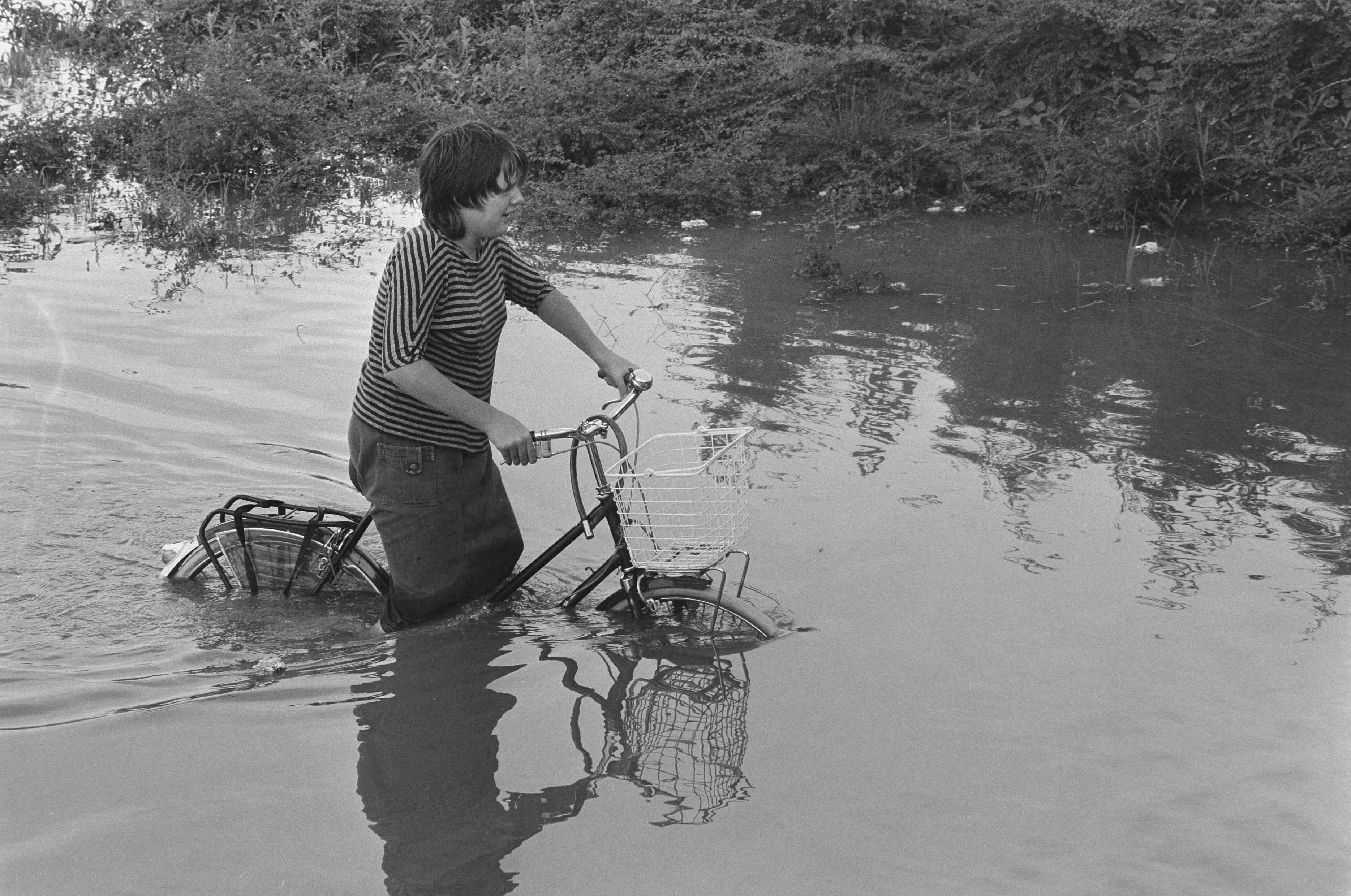 Fotocollectie Anefo — Wateroverlast in Almere door hevige regenval — Foto: Molendijk, Bart / Anefo. Licentie: Set B: Rechtenvrij / Publiek Domein. Bron: Nationaal Archief. http://hdl.handle.net/10648/ad628940-d0b4-102d-bcf8-003048976d84