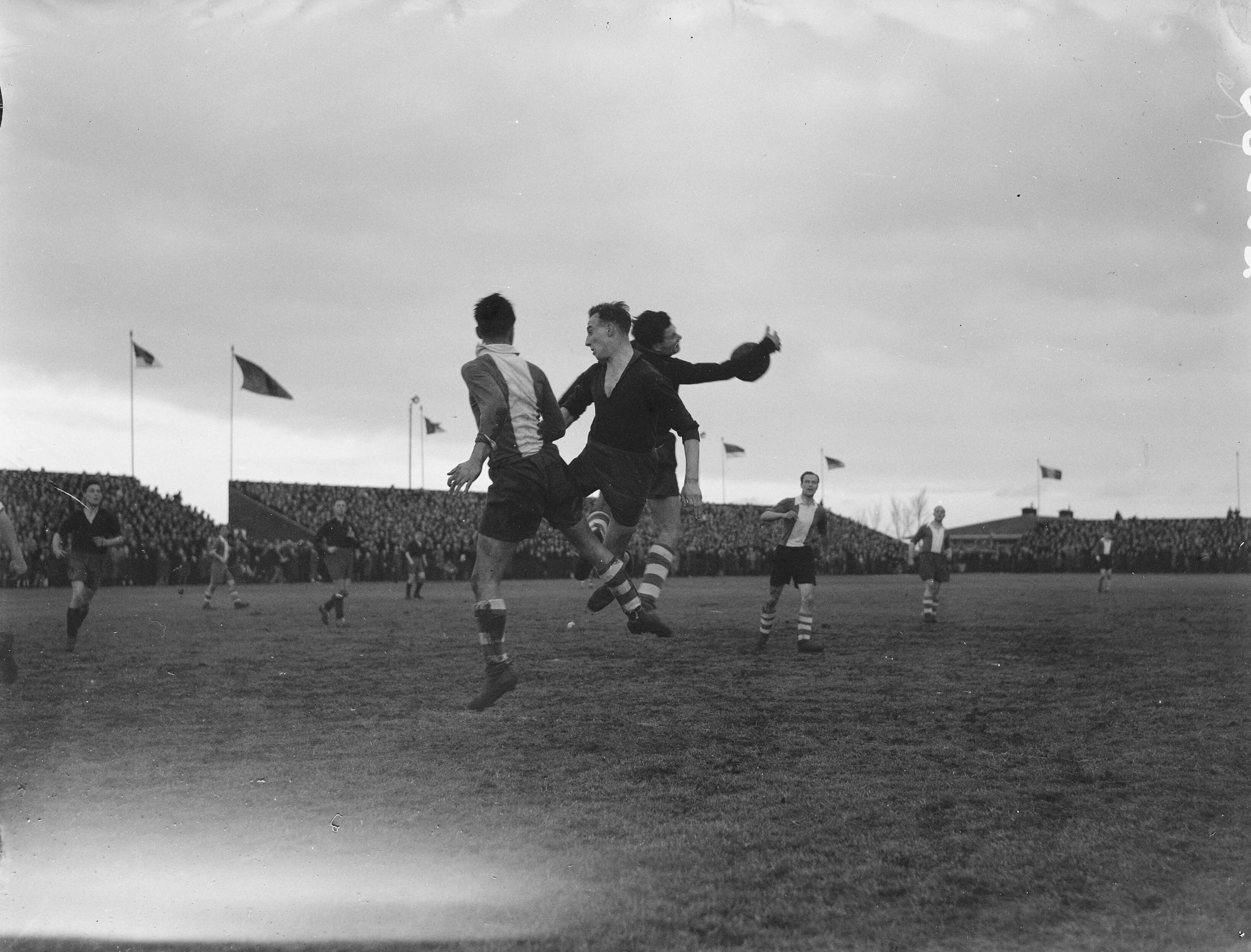 Fotocollectie Anefo — Voetbal. Haarlem-Neptunus (1-3) . Spelmoment — Foto: Sagers, Harry / Anefo. Licentie: Set B: Rechtenvrij / Publiek Domein. Bron: Nationaal Archief. http://hdl.handle.net/10648/a8a4670c-d0b4-102d-bcf8-003048976d84