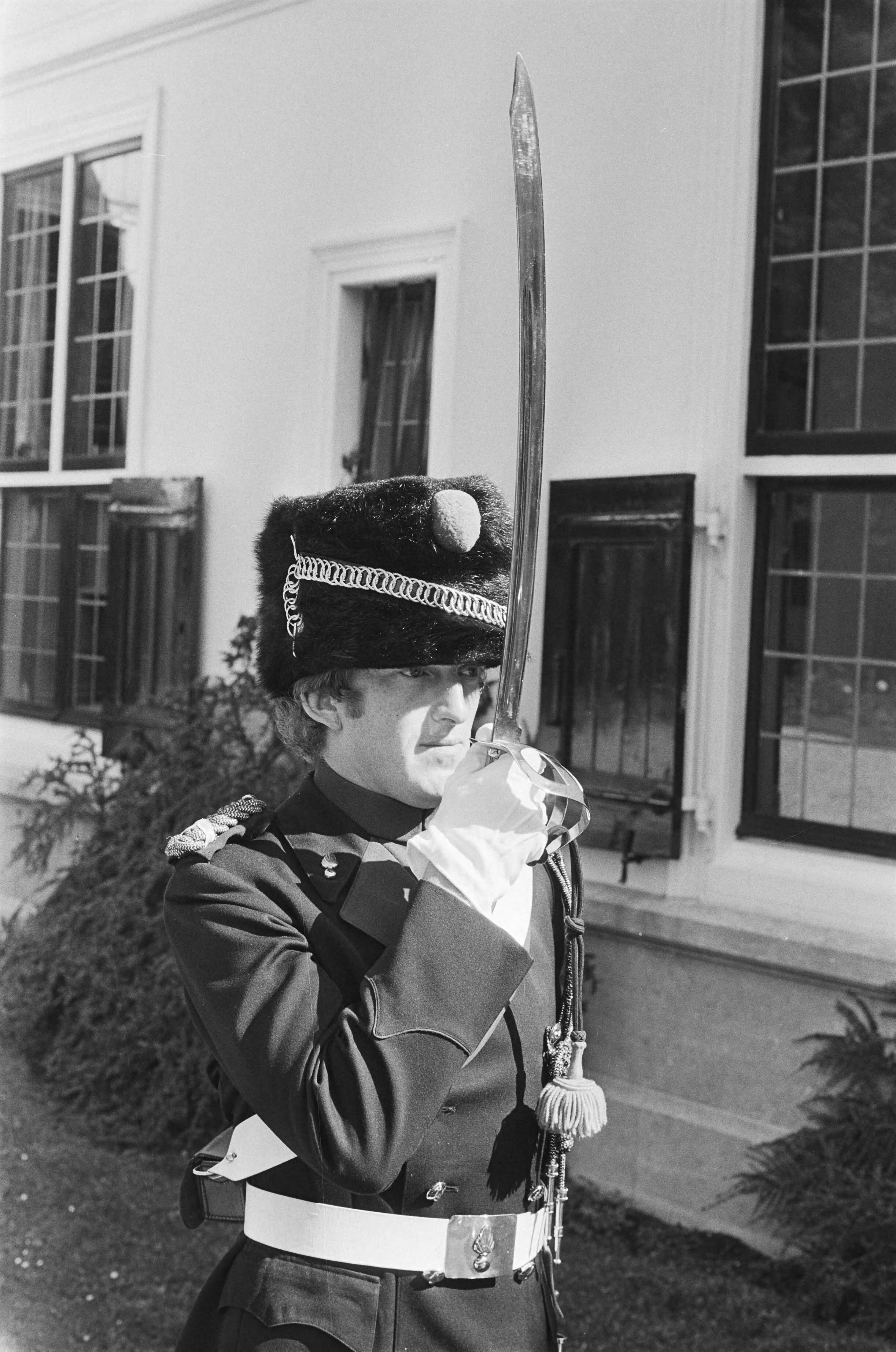 Fotocollectie Anefo — Erewacht voor Catshuis ( Den Haag ) — Foto: Verhoeff, Bert / Anefo. Licentie: Set B: Rechtenvrij / Publiek Domein. Bron: Nationaal Archief. http://hdl.handle.net/10648/acbb4a5e-d0b4-102d-bcf8-003048976d84