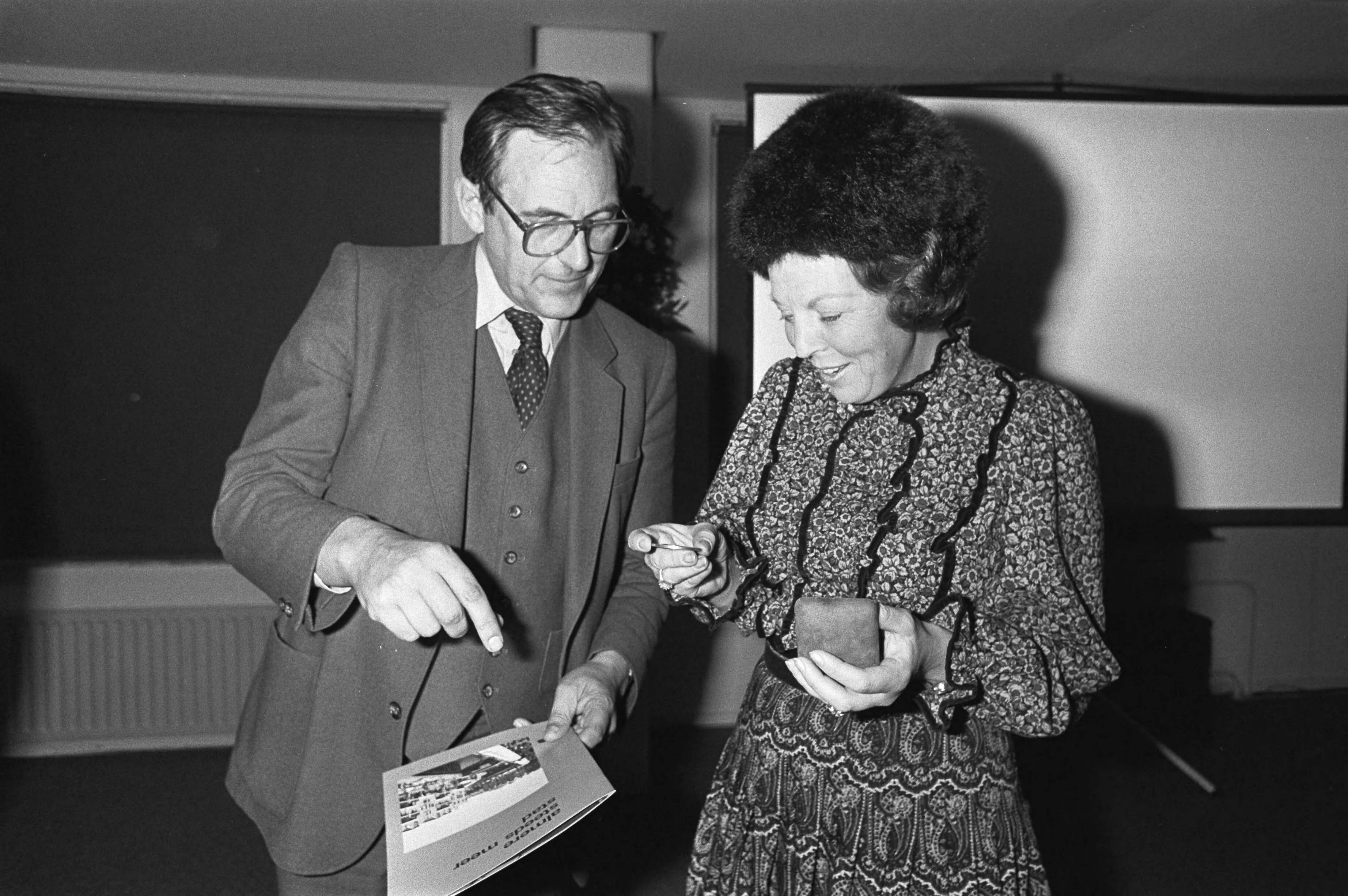 Koningin Beatrix bezoekt Almere in verband met het 5-jarig bestaan — Koningin Beatrix in de raadszaal; links Han Lammers — Foto: Croes, Rob C. / Anefo. Licentie: Set B: Rechtenvrij / Publiek Domein. Bron: Nationaal Archief. http://hdl.handle.net/10648/ad09ffaa-d0b4-102d-bcf8-003048976d84