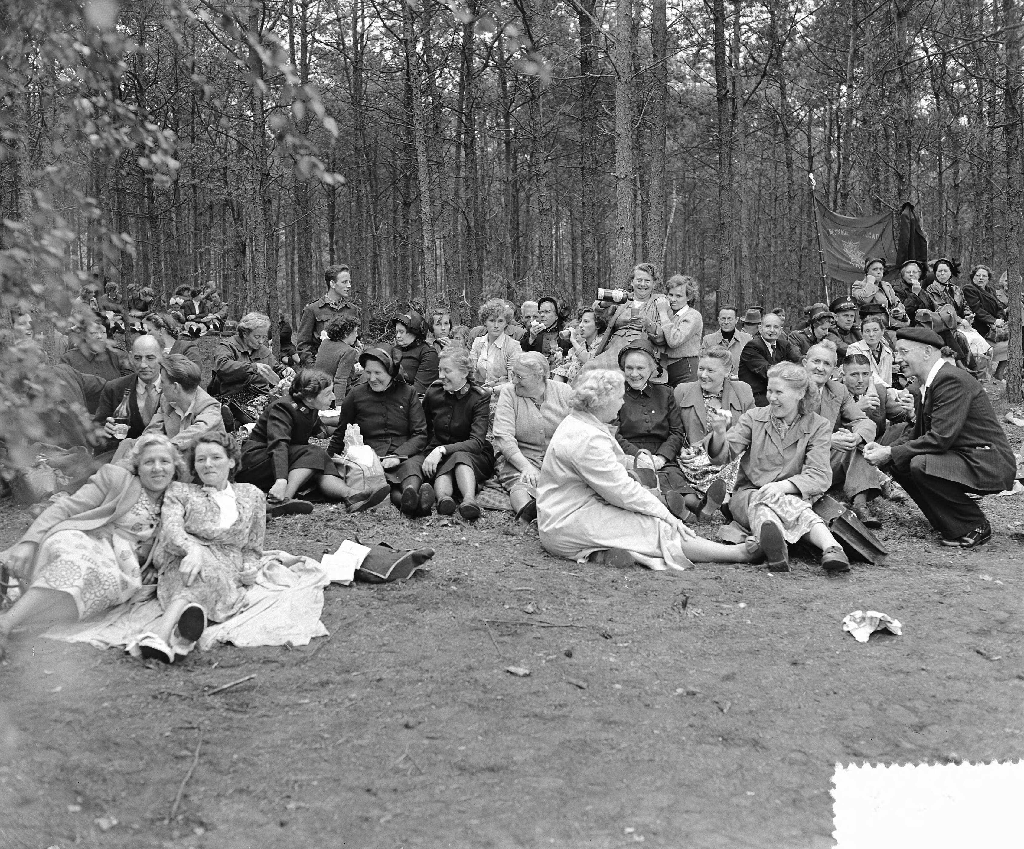 Fotocollectie Anefo — Nationale Velddag van het Leger des Heils te Baarn (jeugddag). Picknickende deelnemers — Foto: Rossem, Wim van / Anefo. Licentie: Set B: Rechtenvrij / Publiek Domein. Bron: Nationaal Archief. http://hdl.handle.net/10648/a9242eb0-d0b4-102d-bcf8-003048976d84