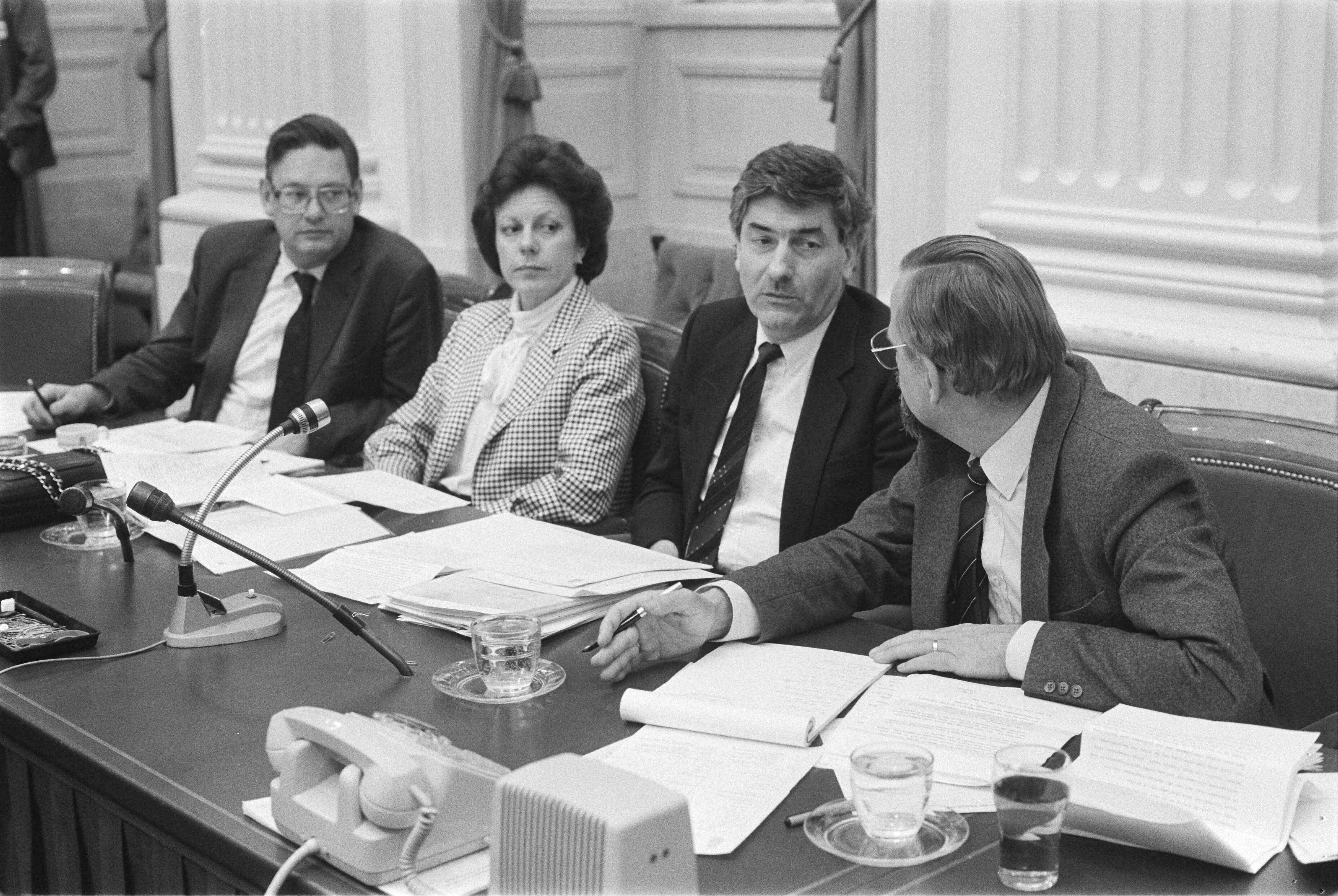 Fotocollectie Anefo — Tweede Kamer : debat overplaatsing PTT naar Groningen; regeringstafel — Foto: Croes, Rob C. / Anefo. Licentie: Set B: Rechtenvrij / Publiek Domein. Bron: Nationaal Archief. http://hdl.handle.net/10648/ad374096-d0b4-102d-bcf8-003048976d84