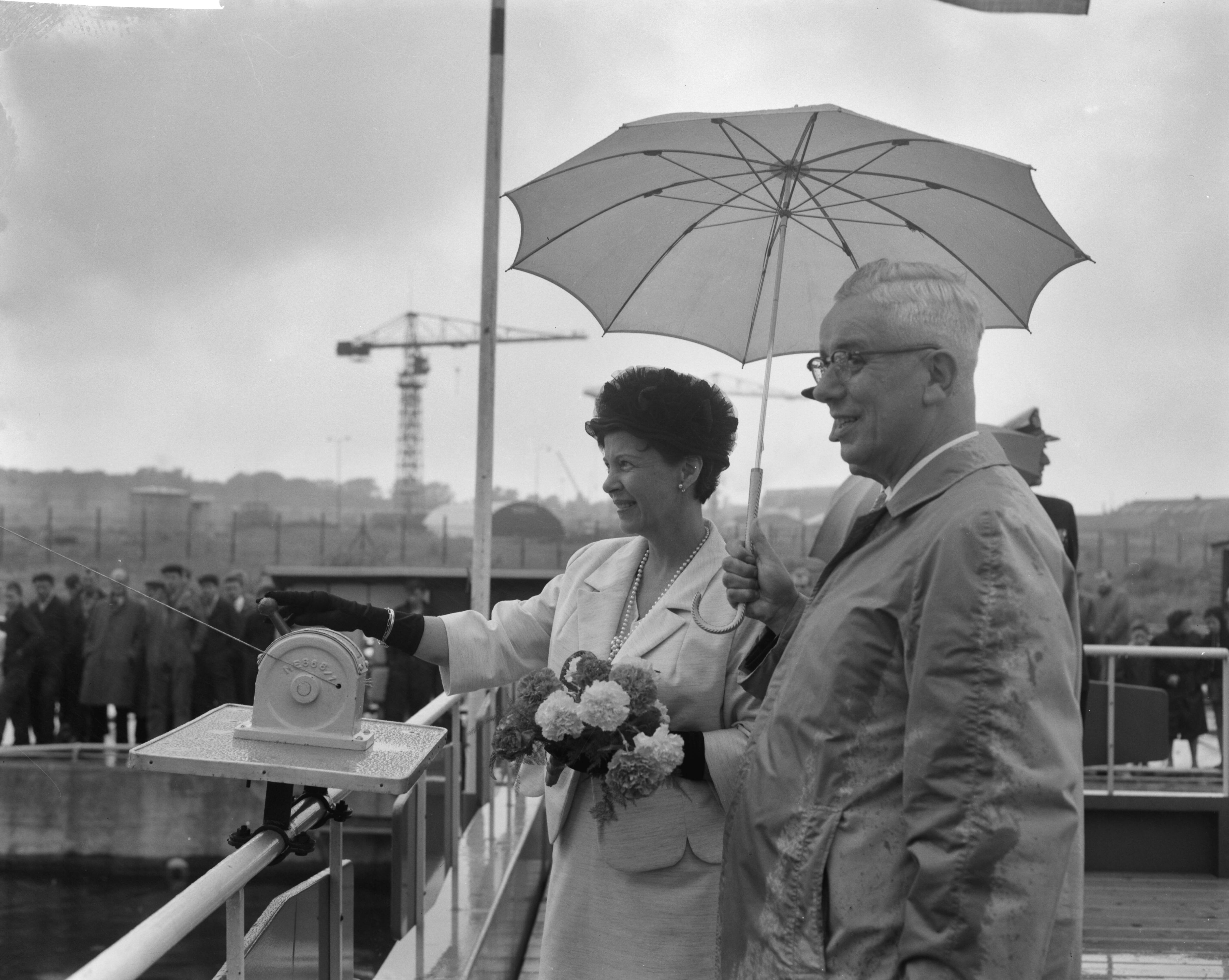Fotocollectie Anefo — Tewaterlating te Zaandam van het Torpedo-inschietvaartuig "Van Bochove" van de Koninklijke Marine bij de Zaanlandse Scheepsbouwmaatschappij door de vrouw van de directeur van de bewapeningswerkplaats der Marine te Den Helder, mevr. Reiche-Van Aardenne. Dit vaartuig wordt genoemd naar wijlen luitenant-ter-zee der eerste klasse P.D. van Bochoven, in leven hoofd van het inschietbedrijf van de Kon. Marine, die gedurende de uitoefening van zijn functie tengevolge van een tragisch ongeval op 7 juli 1959 om het leven kwam — Foto: Bilsen, Joop van / Anefo. Licentie: Set B: Rechtenvrij / Publiek Domein. Bron: Nationaal Archief. http://hdl.handle.net/10648/aa1121b6-d0b4-102d-bcf8-003048976d84