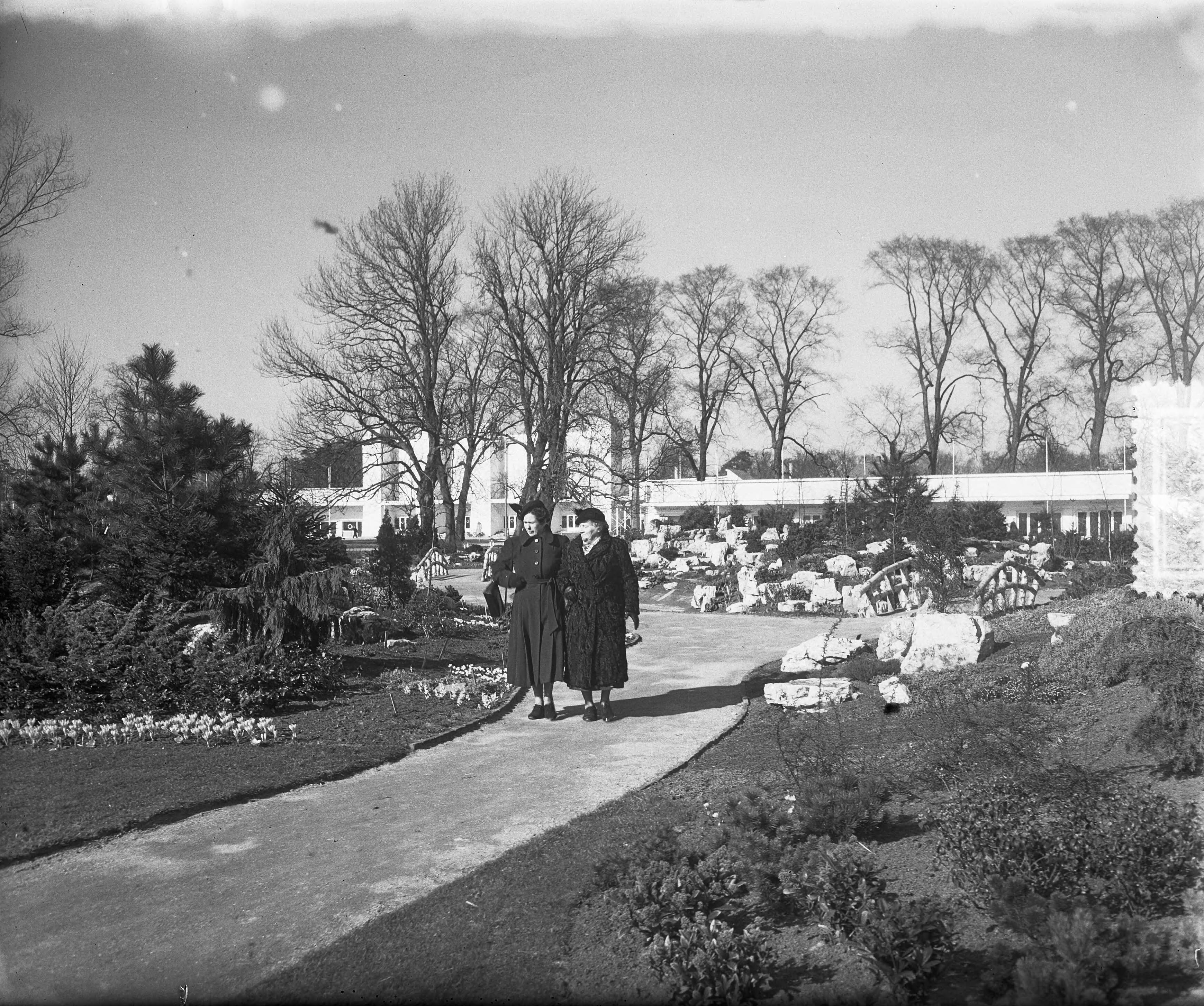 Overzichten bloementuin "Flora" te Heemstede — Foto: Pot, Harry / Anefo. — Licentie: Set B: Rechtenvrij / Publiek Domein. Bron: Nationaal Archief. http://hdl.handle.net/10648/a907e700-d0b4-102d-bcf8-003048976d84