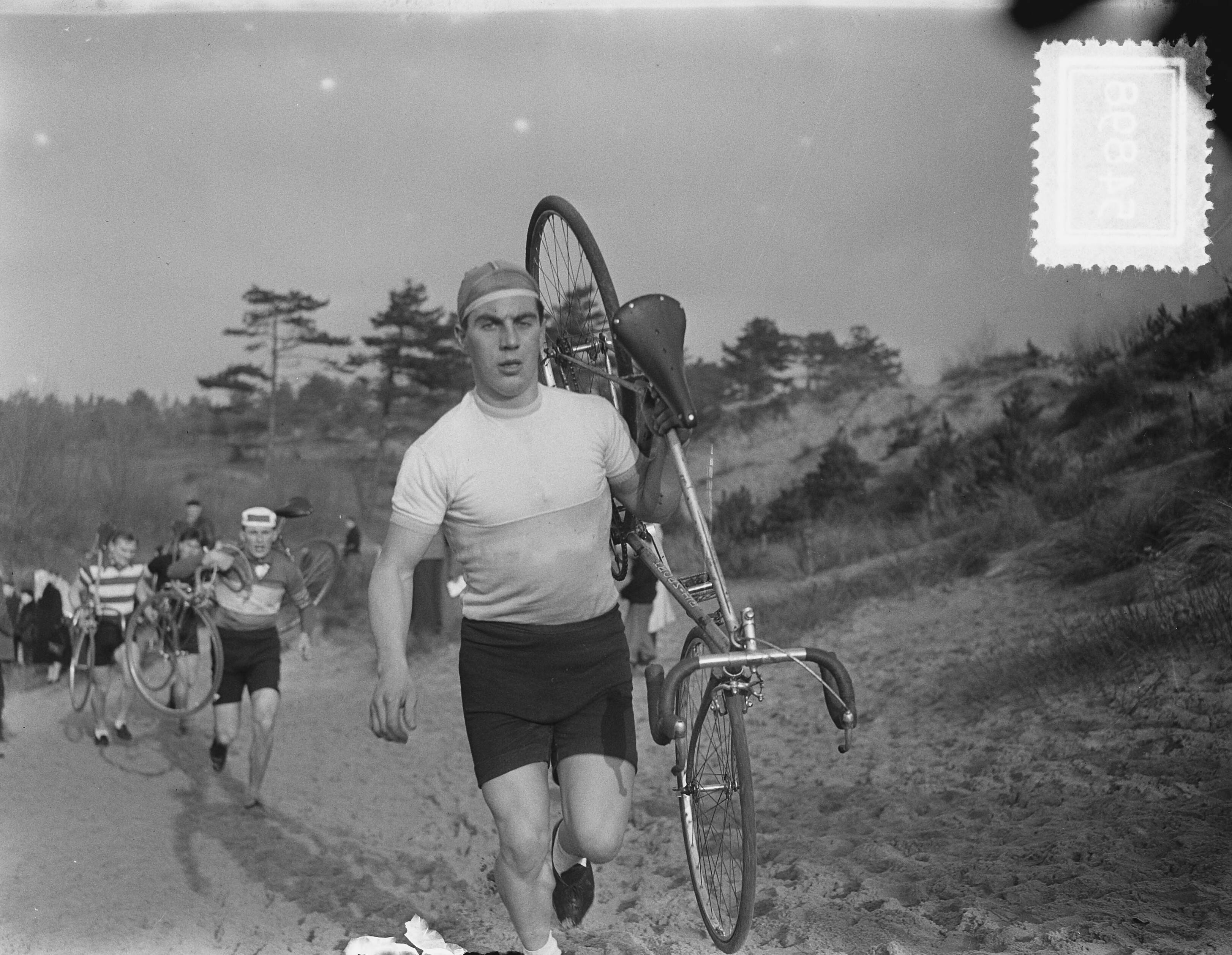 Fotocollectie Anefo — Nationale Cycle Cross in de duinen rond Kraantje Lek. Winnaar A. van 't Hof uit Haarlem — Foto: Bilsen, Joop van / Anefo. Licentie: Set B: Rechtenvrij / Publiek Domein. Bron: Nationaal Archief. http://hdl.handle.net/10648/a904ef82-d0b4-102d-bcf8-003048976d84