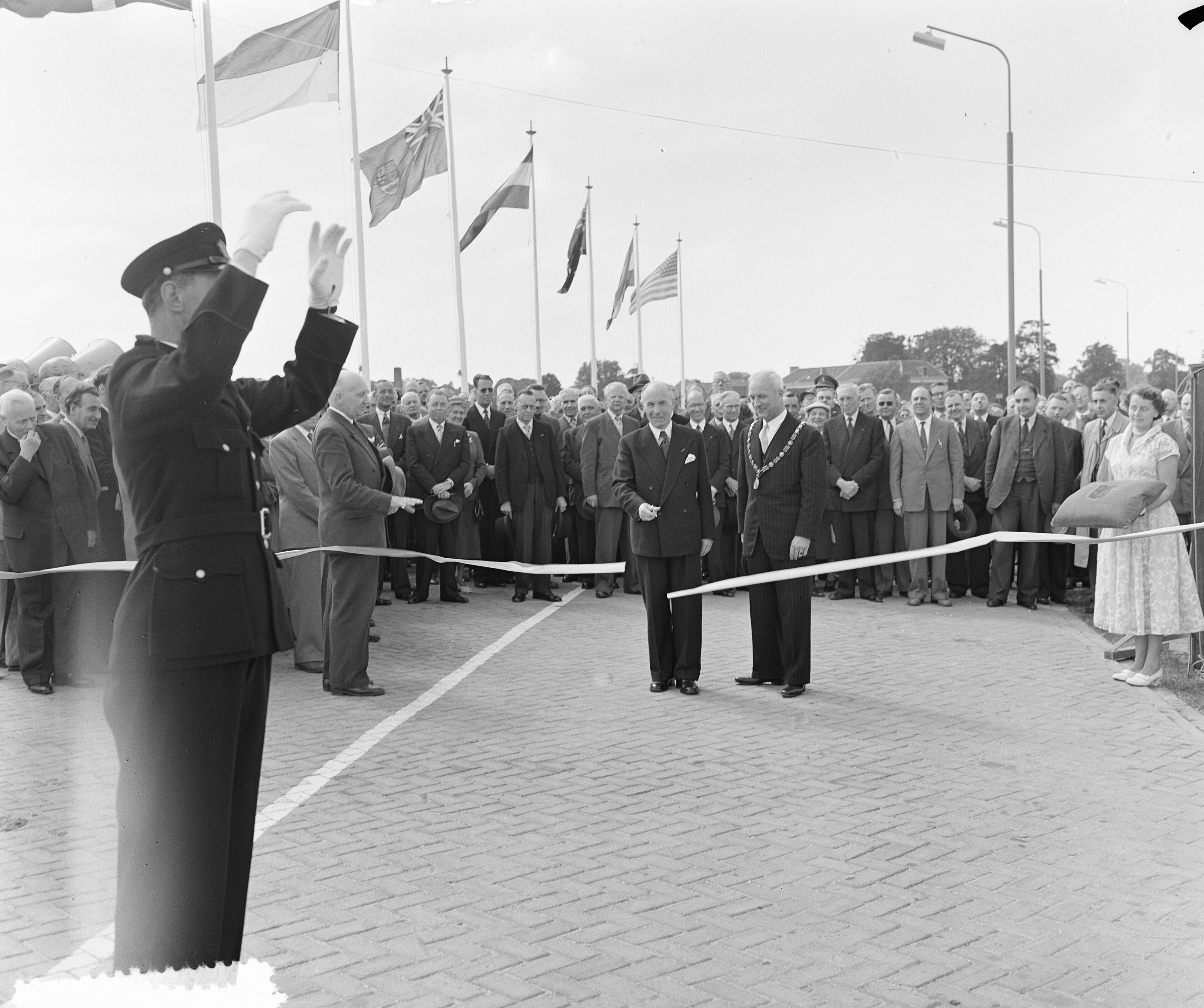 Fotocollectie Anefo — Opening Schipholweg te Haarlem. De Commissaris der Koningin in Noord-Holland, dr. M.J. Prinsen knipt het lint door, naast hem de burgemeester van Haarlem. mr. P.O.F.M. Cremers — Foto: Rossem, Wim van / Anefo. Licentie: Set B: Rechtenvrij / Publiek Domein. Bron: Nationaal Archief. http://hdl.handle.net/10648/a92576bc-d0b4-102d-bcf8-003048976d84