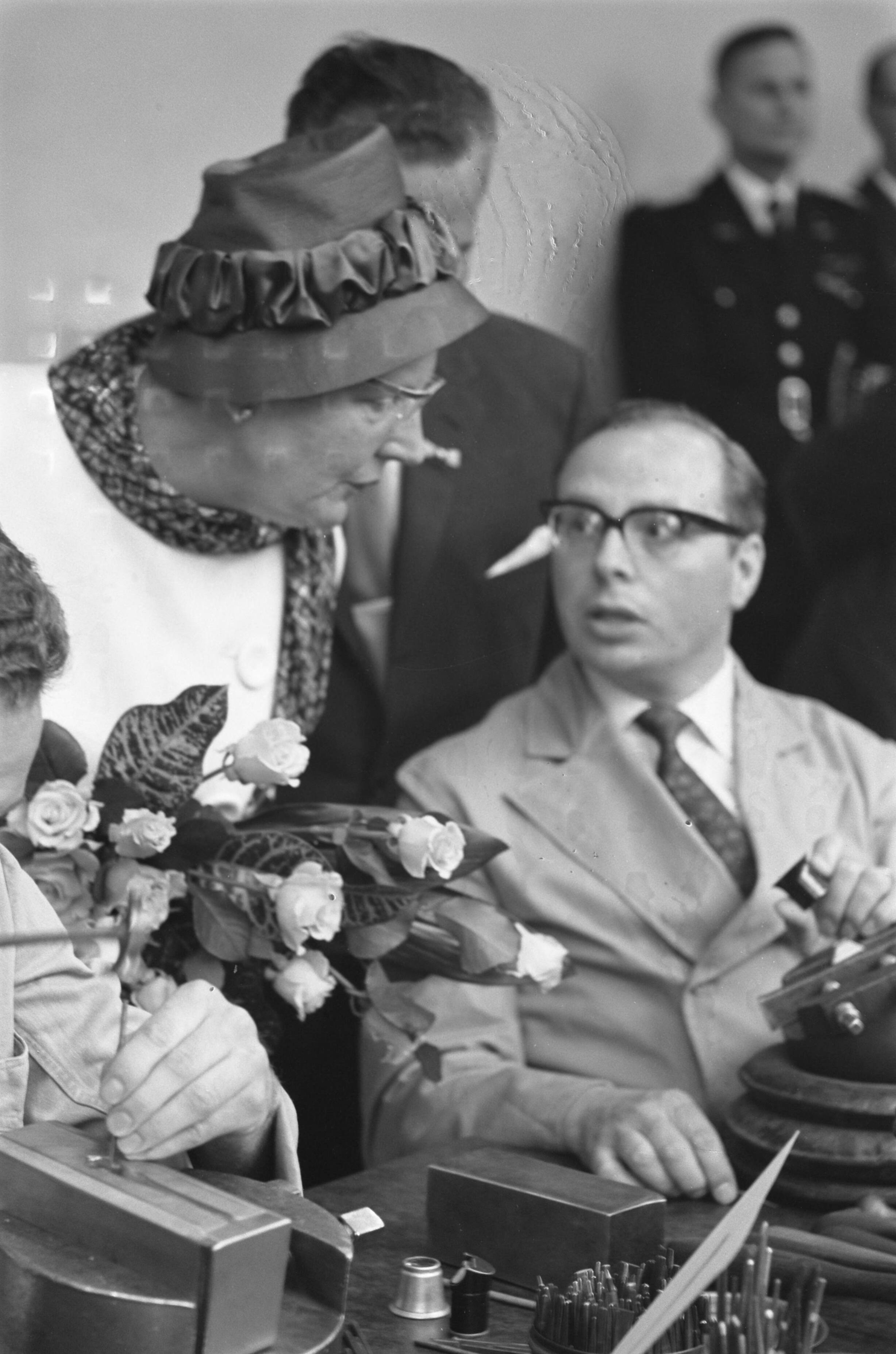 Bezoek koningin Juliana aan Zeist en omgeving — Bezoek koningin Juliana aan Zeist en omgeving. Koningin Juliana bezoekt de Nederlandsche Optiek- en Instrumentenfabriek Dr. C. Bleeker N.V. (Nedoptifa) in Zeist — Foto: Pot, Harry / Anefo. Licentie: Set B: Rechtenvrij / Publiek Domein. Bron: Nationaal Archief. http://hdl.handle.net/10648/a9d73f00-d0b4-102d-bcf8-003048976d84