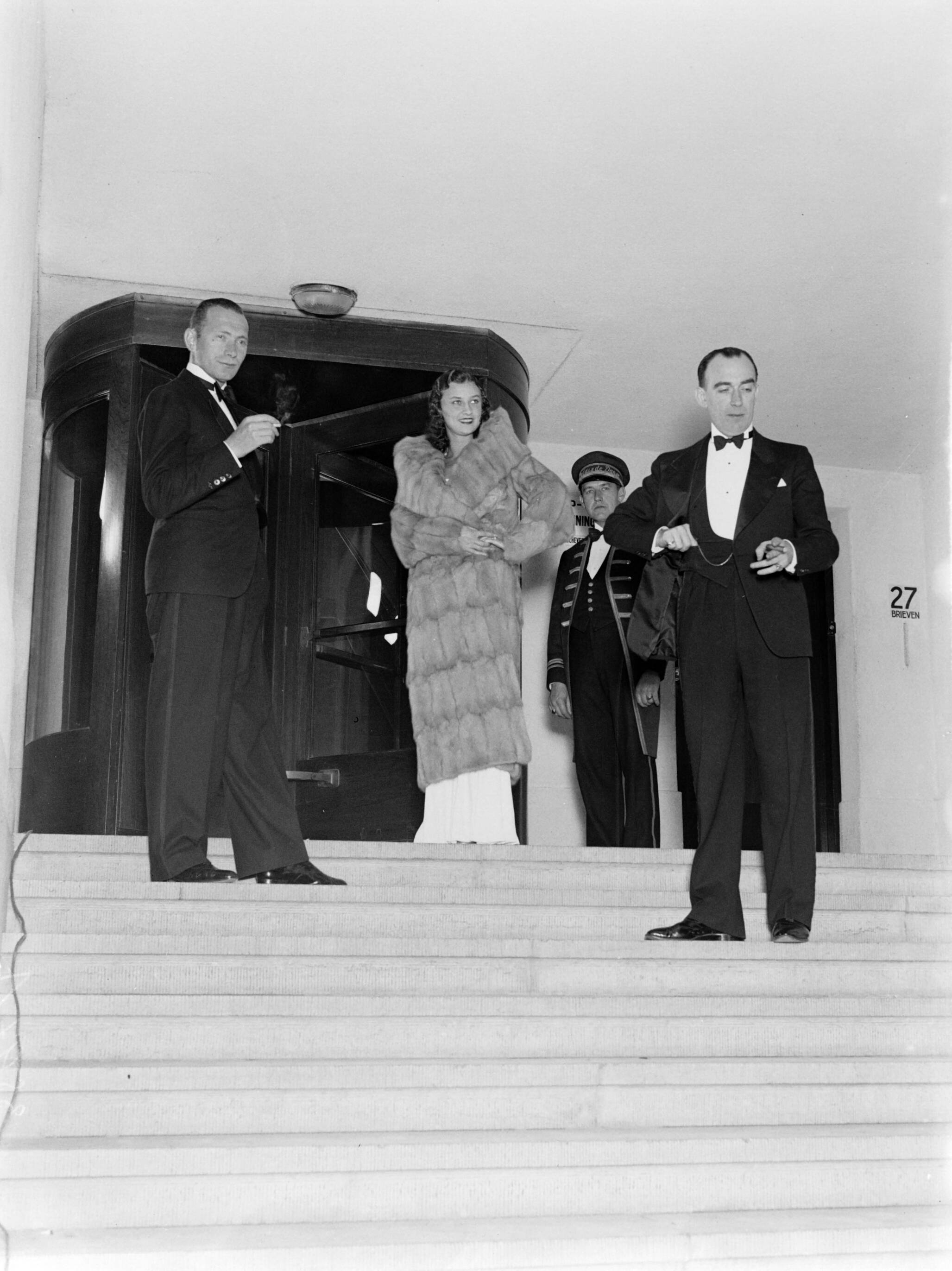 Scheveningen. — Gezelschap op de trap van het Palace Hotel in Scheveningen. De man rechts heet Dubois — Foto: Poll, Willem van de. Licentie: Set B: Rechtenvrij / Publiek Domein. Bron: Nationaal Archief. http://hdl.handle.net/10648/ae9aac0c-d0b4-102d-bcf8-003048976d84
