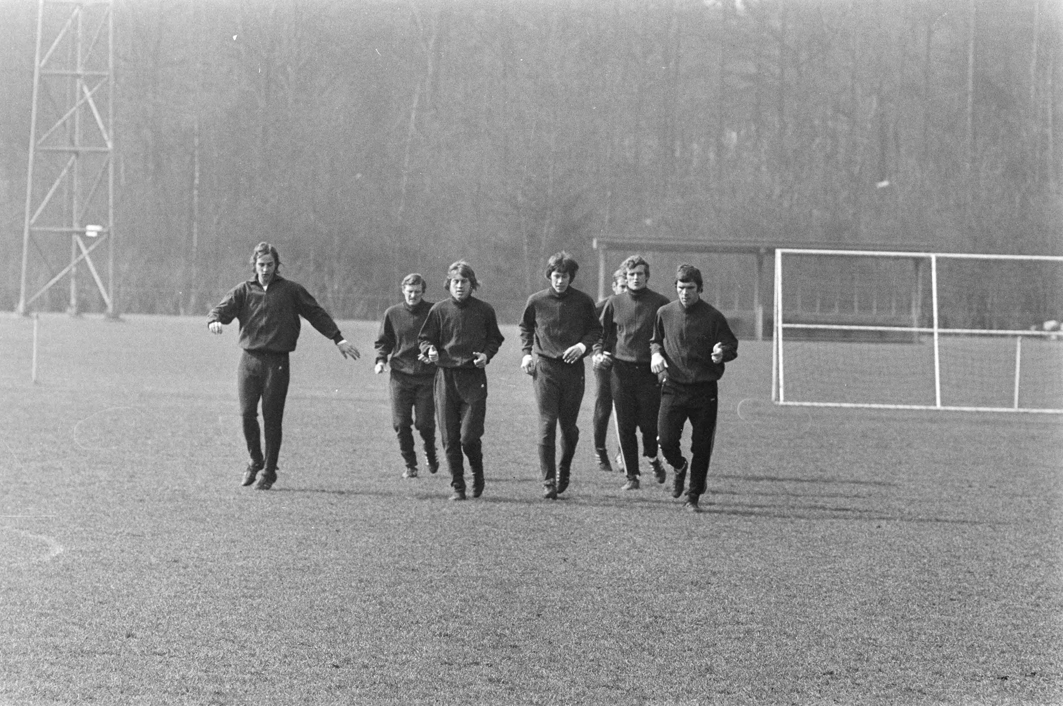 Training van het Nederlandse voetbalelftal voor de interland tegen Joegoslavië — Trainingsmoment — Foto: Fotograaf Onbekend / Anefo. Licentie: Set B: Rechtenvrij / Publiek Domein. Bron: Nationaal Archief. http://hdl.handle.net/10648/abb9444e-d0b4-102d-bcf8-003048976d84