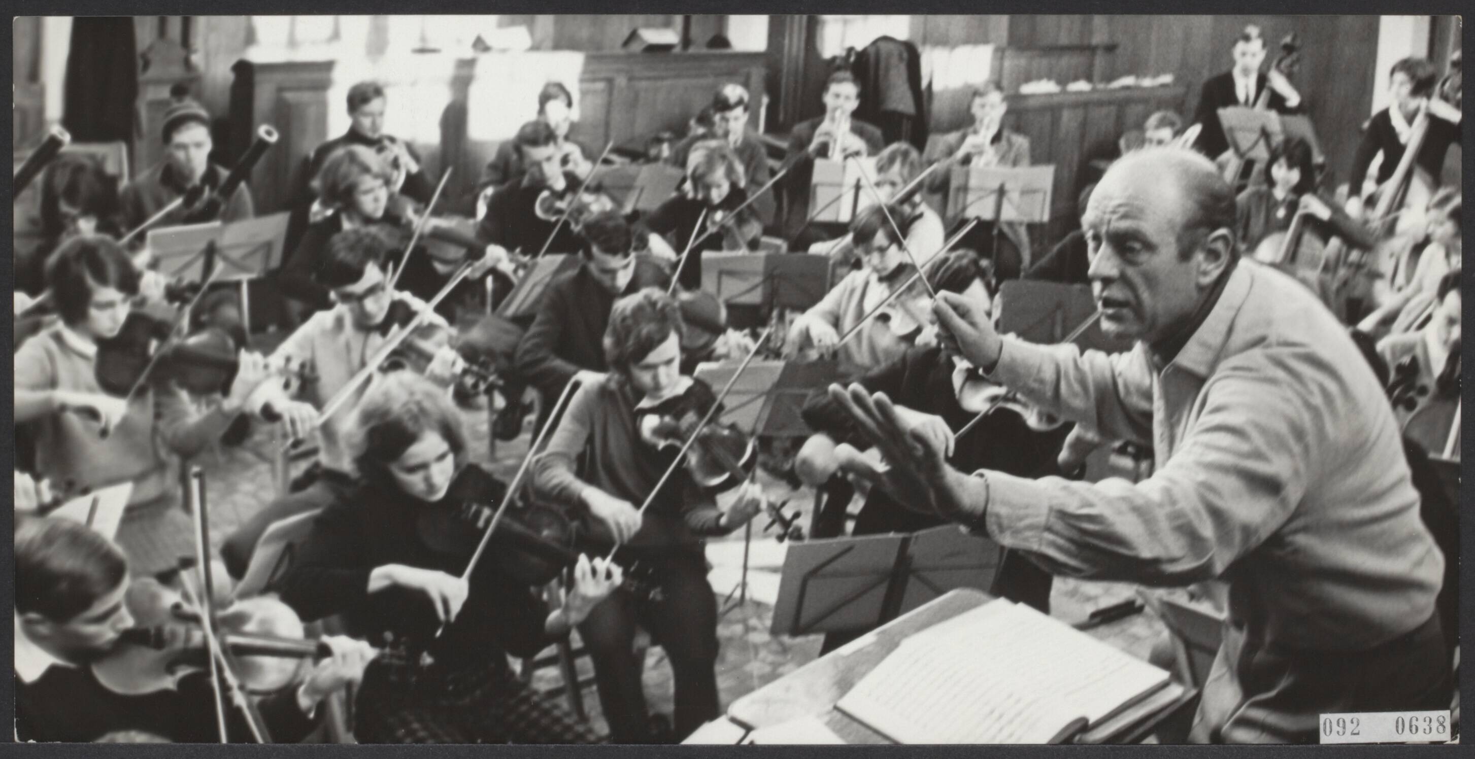 Fotocollectie Elsevier Binnenland — Het Nederlands Studentenorkest oefent in de N.H. Kerk van Bergen (N.H.), o.l.v. dirigent Jan Brussen van het Overijssels Orkest. Zij zullen in 10 steden in Nederland optreden en 1 maal in Bonn (West-Duitsland) — Foto: Koch, Eric / Anefo. Licentie: Set B: Rechtenvrij / Publiek Domein. Bron: Nationaal Archief. http://hdl.handle.net/10648/ae24a8ae-d0b4-102d-bcf8-003048976d84