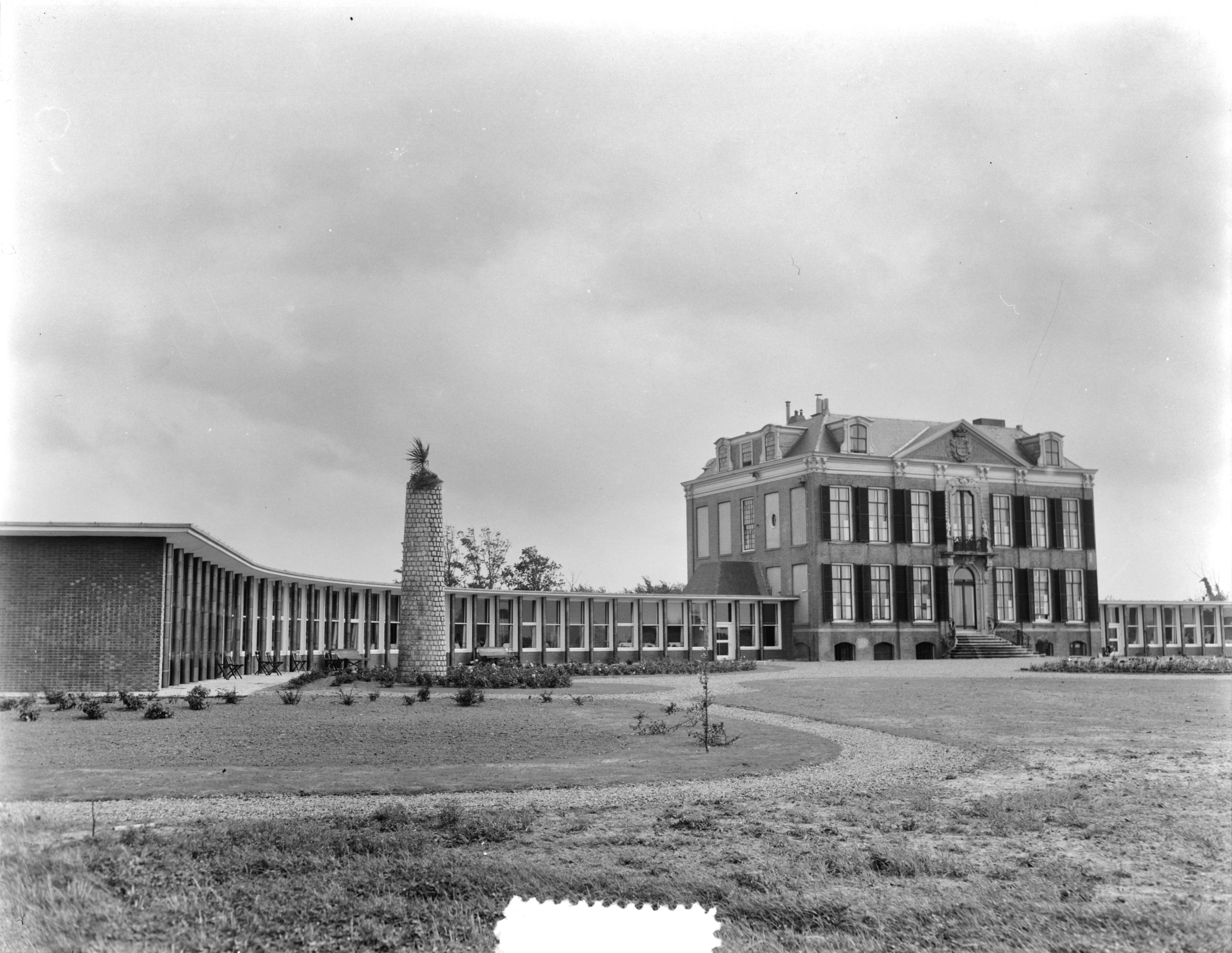Koningin Juliana verricht de opening van de uitbreiding van het verpleeghuis Der Boede — Koningin Juliana op Duiveland, Het verpleeghuis Der Boede in Koudekerke, Het 18e eeuwse landhuis met de uitbreidingen van architect M.F. Duintjer — Foto: Duinen, G.W. van / Anefo. Licentie: Set B: Rechtenvrij / Publiek Domein. Bron: Nationaal Archief. http://hdl.handle.net/10648/a9143b72-d0b4-102d-bcf8-003048976d84