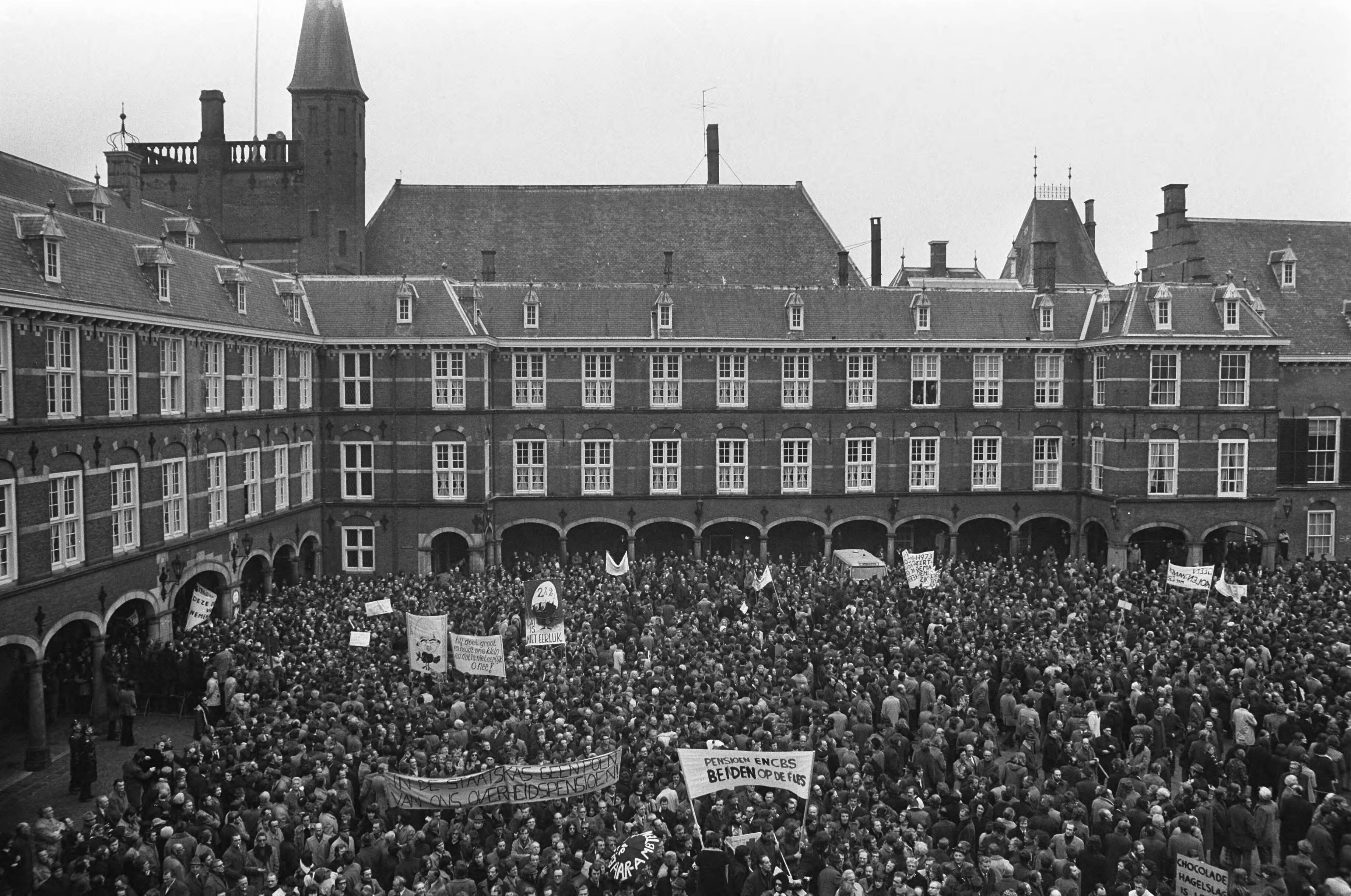 Fotocollectie Anefo — Ambtenaren (meer dan 40.000) demonstreren in Den Haag , de demonstranten op het Binnenhof — Foto: Peters, Hans / Anefo. Licentie: Set B: Rechtenvrij / Publiek Domein. Bron: Nationaal Archief. http://hdl.handle.net/10648/ac245892-d0b4-102d-bcf8-003048976d84