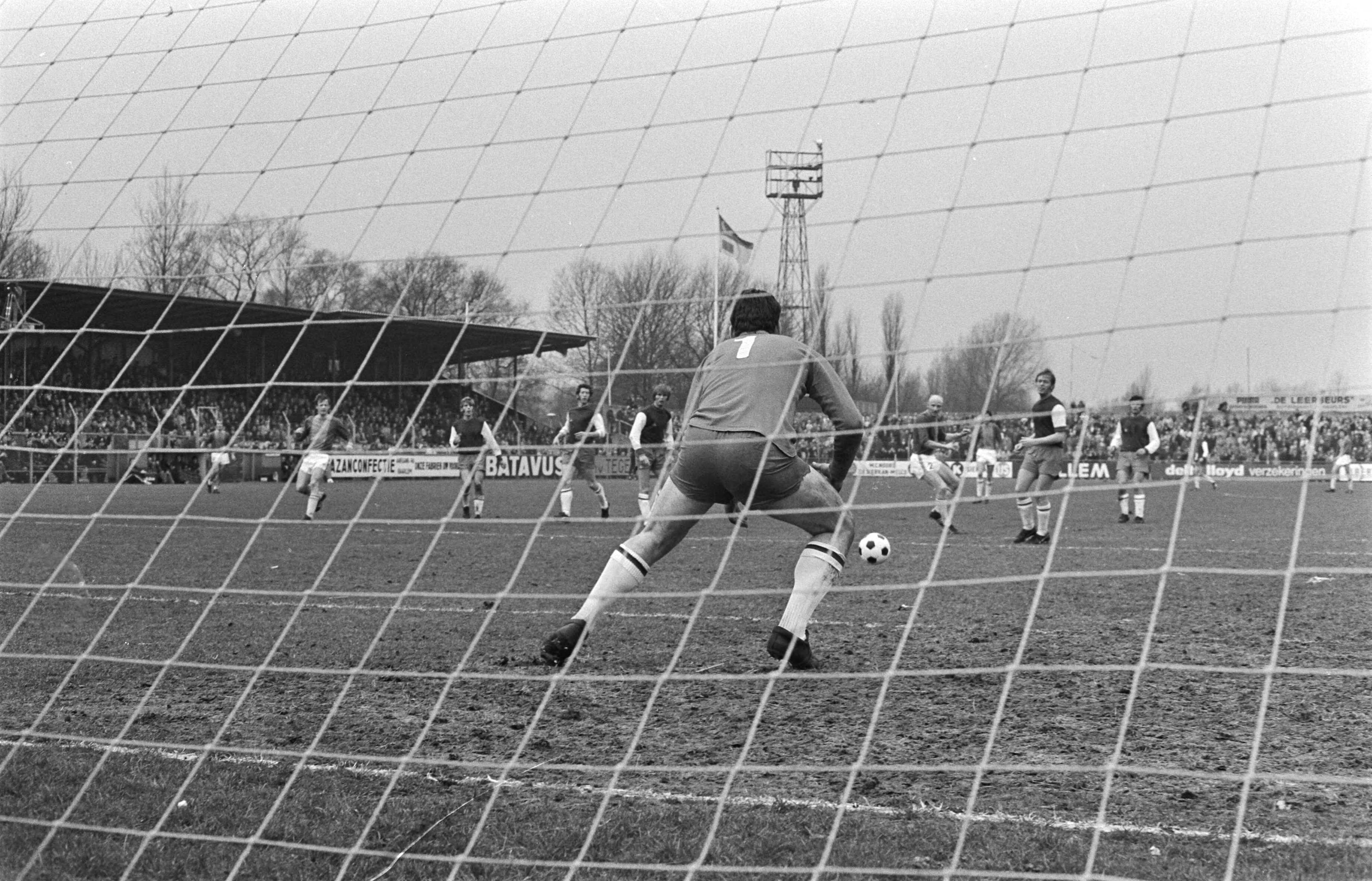 Voetbalwedstrijd voor de KNVB beker FC Haarlem - ADO: 0-1 — Spelmoment — Foto: Fotograaf Onbekend / Anefo. Licentie: Set B: Rechtenvrij / Publiek Domein. Bron: Nationaal Archief. http://hdl.handle.net/10648/abb72ff6-d0b4-102d-bcf8-003048976d84