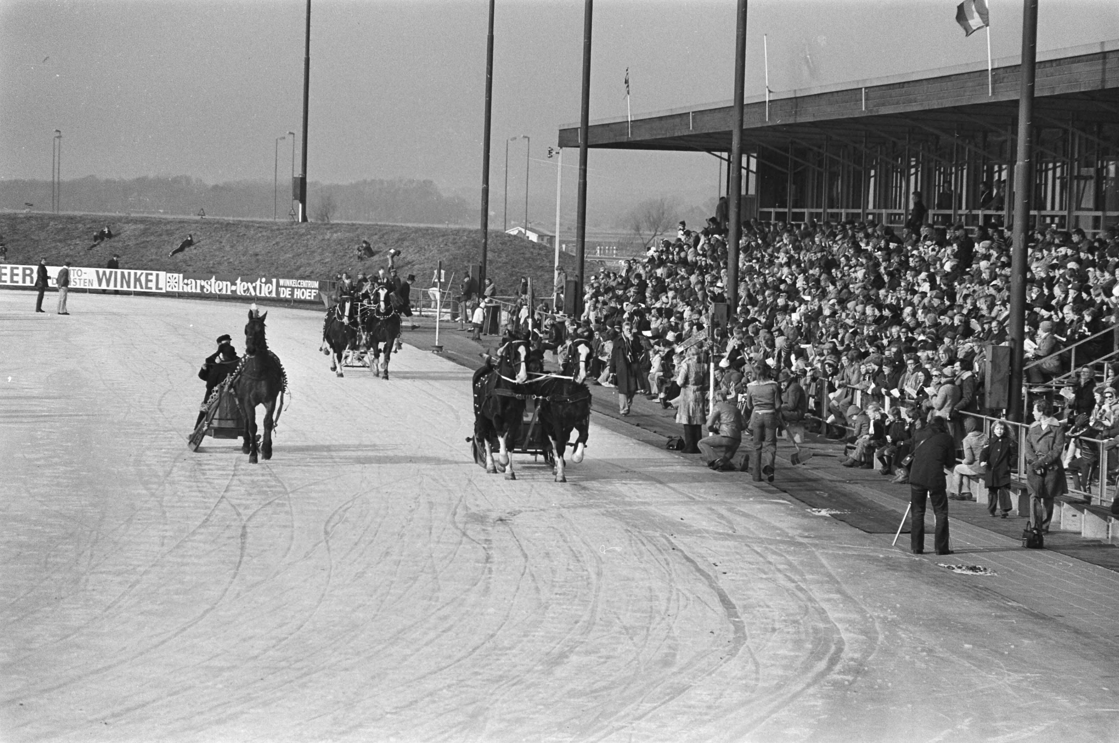 Fotocollectie Anefo — Oud-hollandse ijsfolklore op kunstijsbaan Alkmaar; arresleden op het ijs — Foto: Bogaerts, Rob / Anefo. Licentie: Set B: Rechtenvrij / Publiek Domein. Bron: Nationaal Archief. http://hdl.handle.net/10648/ac7eb030-d0b4-102d-bcf8-003048976d84