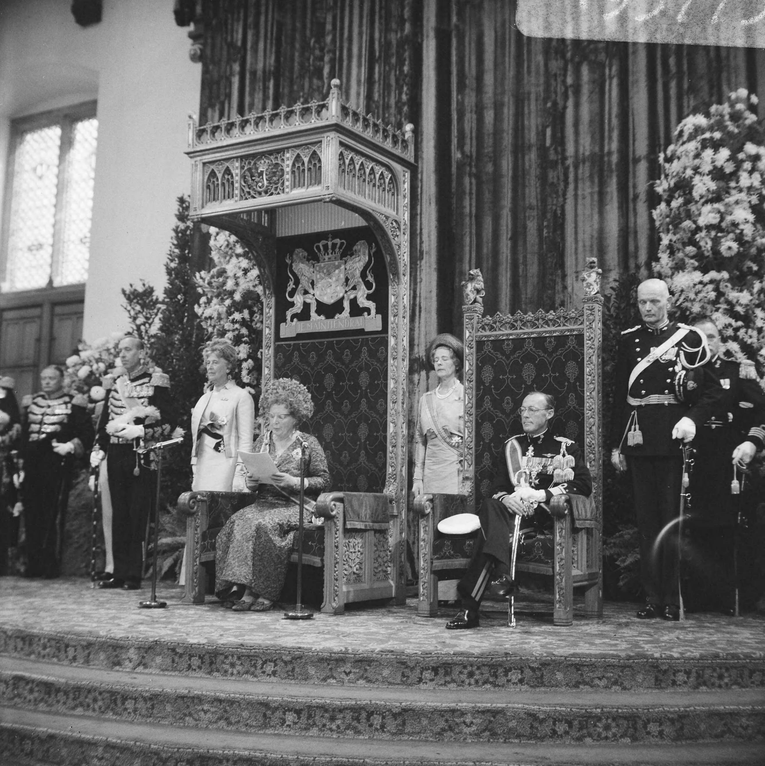Prinsjesdag 1966 in Den Haag — Koningin Juliana en prins Bernhard tijdens het uitspreken van de troonrede in de Ridderzaal — Foto: Kroon, Ron / Anefo. Licentie: Set B: Rechtenvrij / Publiek Domein. Bron: Nationaal Archief. http://hdl.handle.net/10648/aafd2ea8-d0b4-102d-bcf8-003048976d84