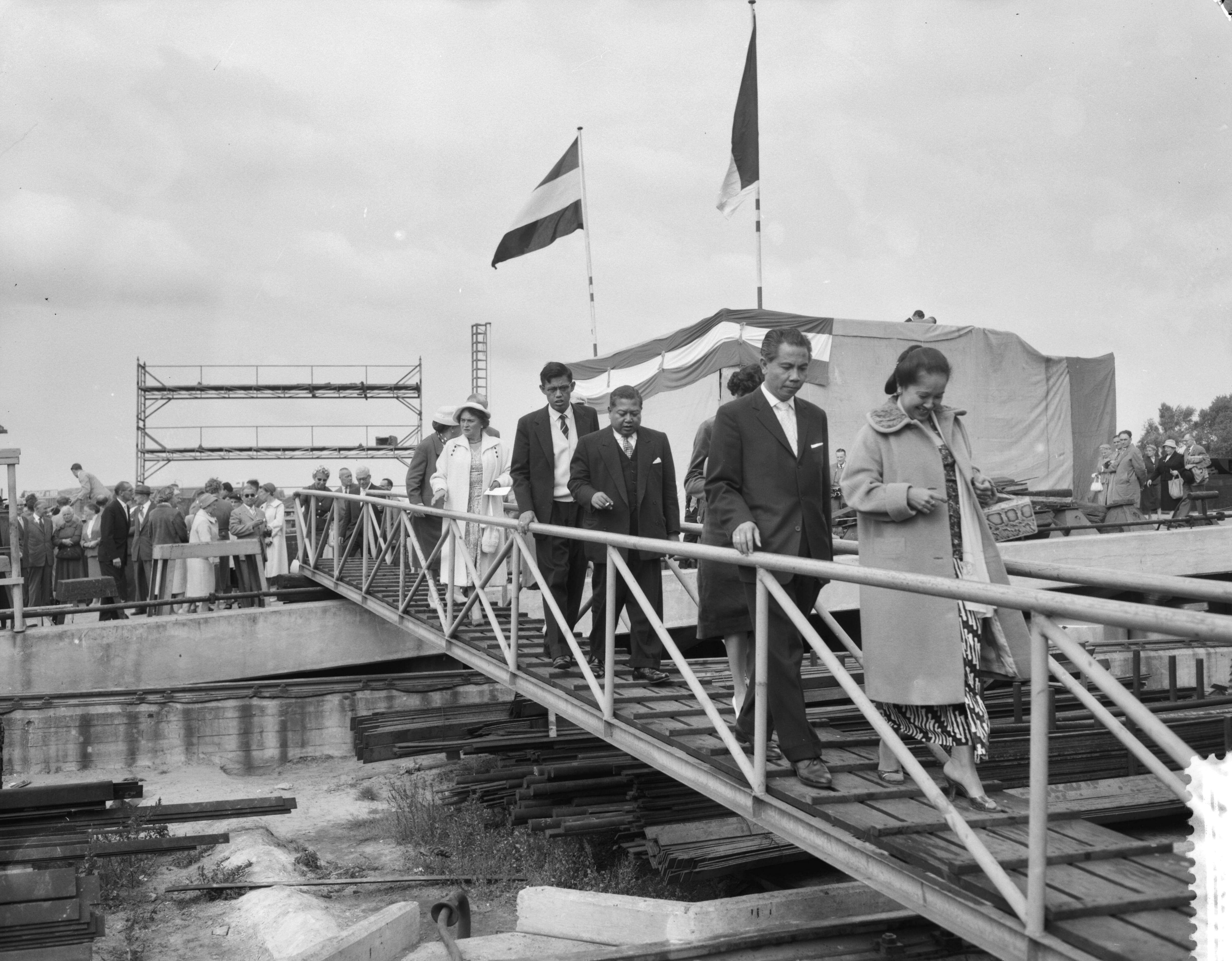 Fotocollectie Anefo — Tewaterlating dubbelschroefveerschip "Krakatau" bij de Zaanlandse Scheepsbouw Mij. — Foto: Bilsen, Joop van / Anefo. Licentie: Set B: Rechtenvrij / Publiek Domein. Bron: Nationaal Archief. http://hdl.handle.net/10648/a99dd42c-d0b4-102d-bcf8-003048976d84