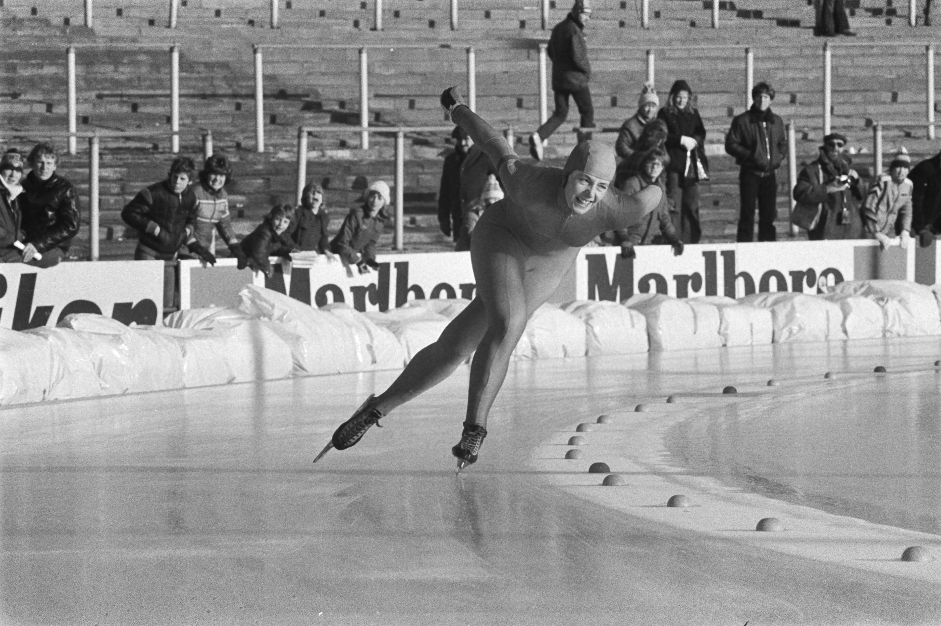 Fotocollectie Anefo — Wereldkampioenschappen schaatsen dames allround in Den Haag. Joke van Rijssel in actie. — Foto: Suyk, Koen / Anefo. Licentie: Set B: Rechtenvrij / Publiek Domein. Bron: Nationaal Archief. http://hdl.handle.net/10648/acc3b72a-d0b4-102d-bcf8-003048976d84