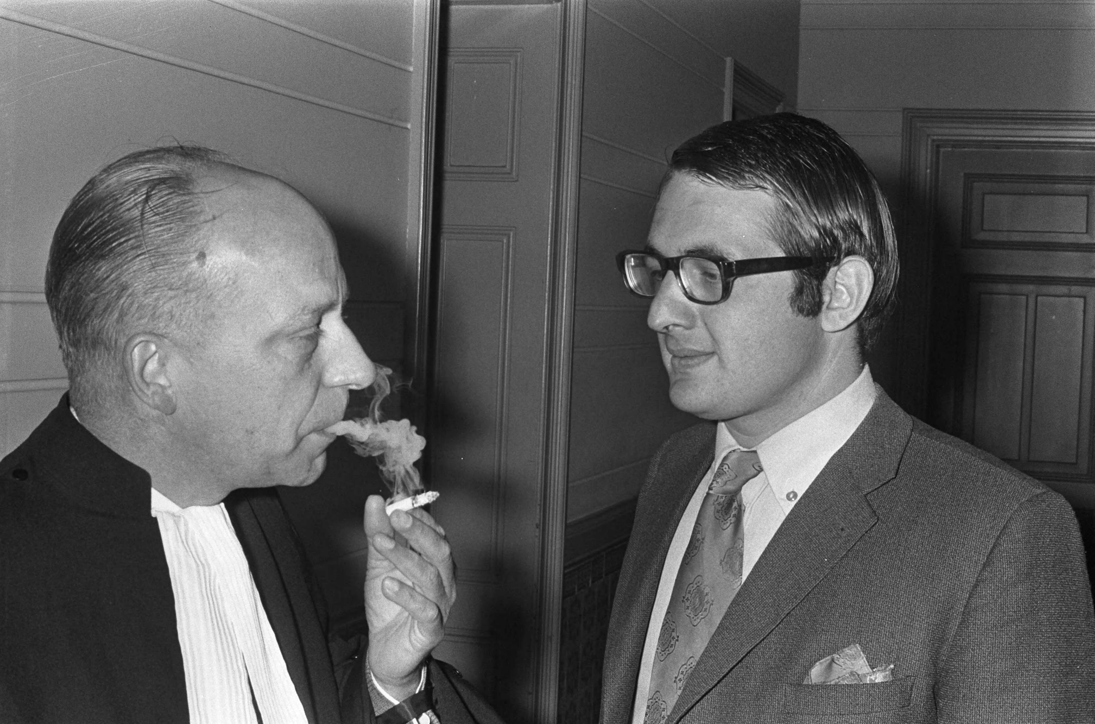 Fotocollectie Anefo — Kort geding van het supermarktbedrijf Dirk van den Broek tegen concurrent Simon de Wit voor de president van de Haarlemse rechtbank i.v.m. advertenties. De advocaat E.A.M. Santen (links) en P.J.K. Hijstek, vertegenwoordiger van Dirk van den Broek — Foto: Punt, W. / Anefo. Licentie: Set B: Rechtenvrij / Publiek Domein. Bron: Nationaal Archief. http://hdl.handle.net/10648/ac32181a-d0b4-102d-bcf8-003048976d84