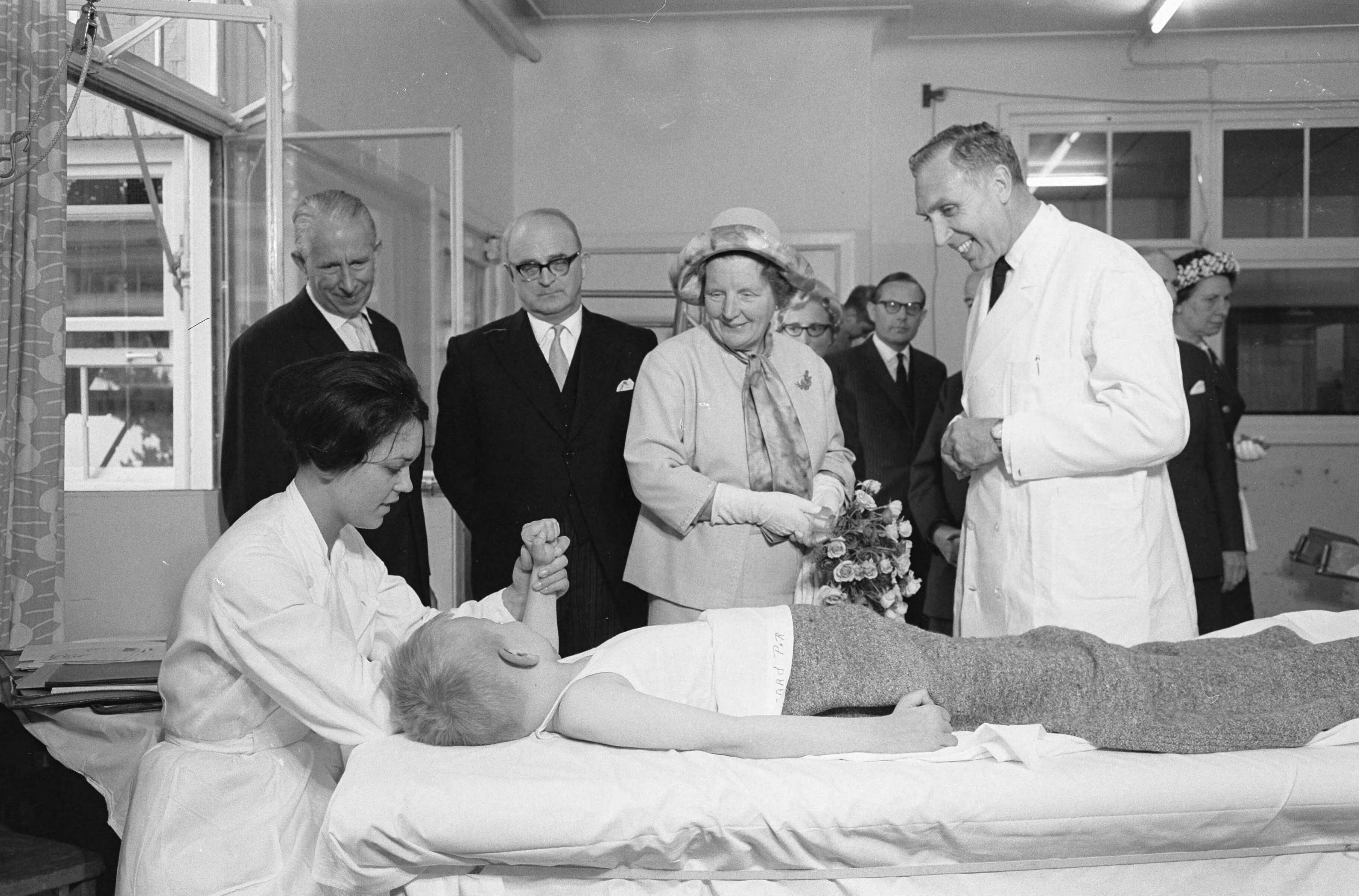 Fotocollectie Anefo — Koningin Juliana bezoekt Goois Kinderziekenhuis dat 50 jaar bestaat. De koningin en dr. A.C. van Swol bij patiëntjes die bewegingstherapie krijgen — Foto: Pot, Harry / Anefo. Licentie: Set B: Rechtenvrij / Publiek Domein. Bron: Nationaal Archief. http://hdl.handle.net/10648/aa0ee658-d0b4-102d-bcf8-003048976d84