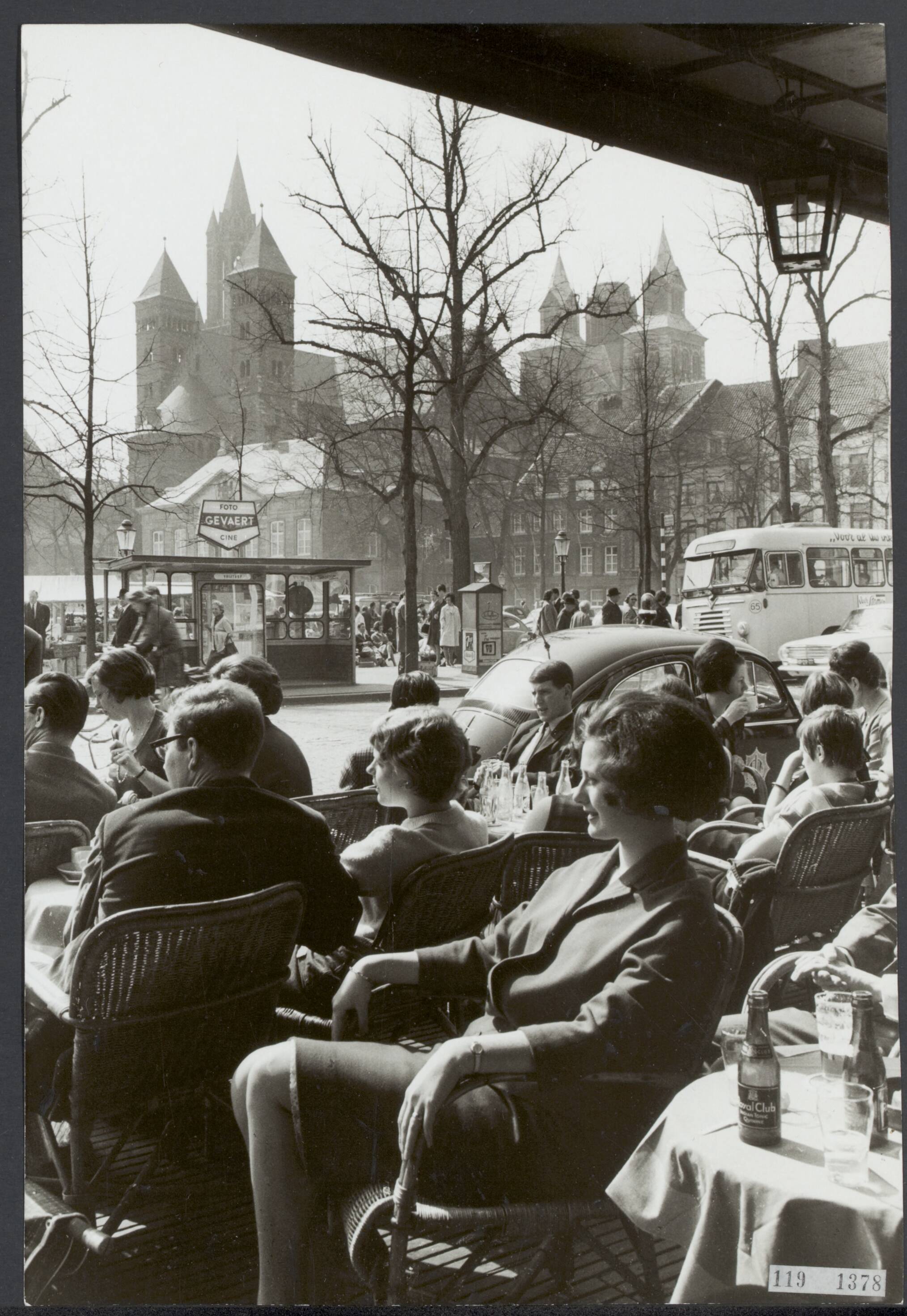Fotocollectie Rijksvoorlichtingsdienst Eigen — Terras Vrijthof Maastricht — Foto: Lahaye, Frans. Licentie: Set B: Rechtenvrij / Publiek Domein. Bron: Nationaal Archief. http://hdl.handle.net/10648/af1f7298-d0b4-102d-bcf8-003048976d84