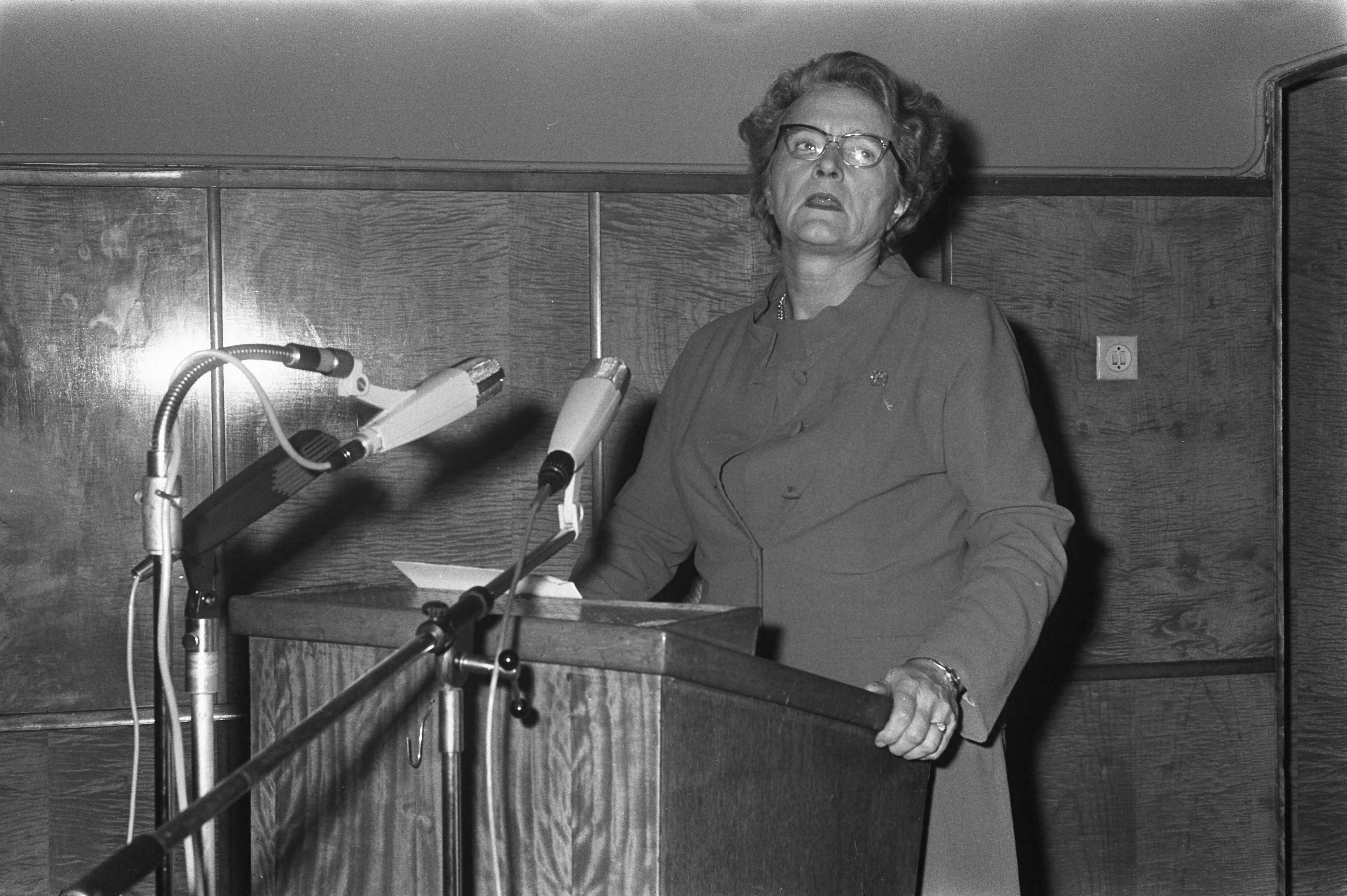 Fotocollectie Anefo — Minister dr. M. A. M. Klompe opent kadercursus over milieuverontreiniging te Utrecht. Minister Klompe aan het woord — Foto: Koch, Eric / Anefo. Licentie: Set B: Rechtenvrij / Publiek Domein. Bron: Nationaal Archief. http://hdl.handle.net/10648/ab928fc0-d0b4-102d-bcf8-003048976d84