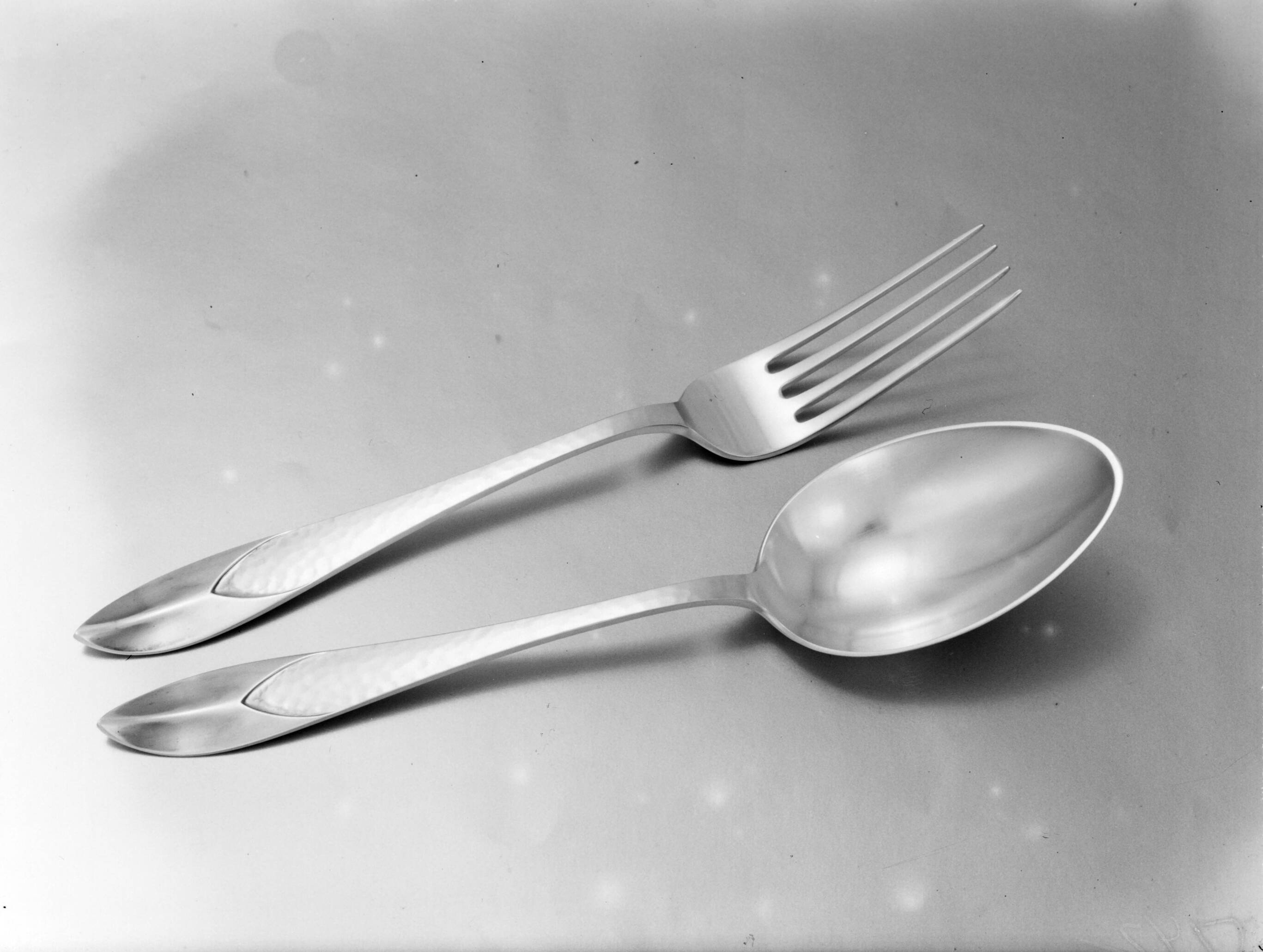 Productfoto's; zilverwerk — Lepel en vork van de fa. Gerritsen & Van Kempen in Zeist — Foto: Poll, Willem van de. Licentie: Set B: Rechtenvrij / Publiek Domein. Bron: Nationaal Archief. http://hdl.handle.net/10648/ae9e4916-d0b4-102d-bcf8-003048976d84
