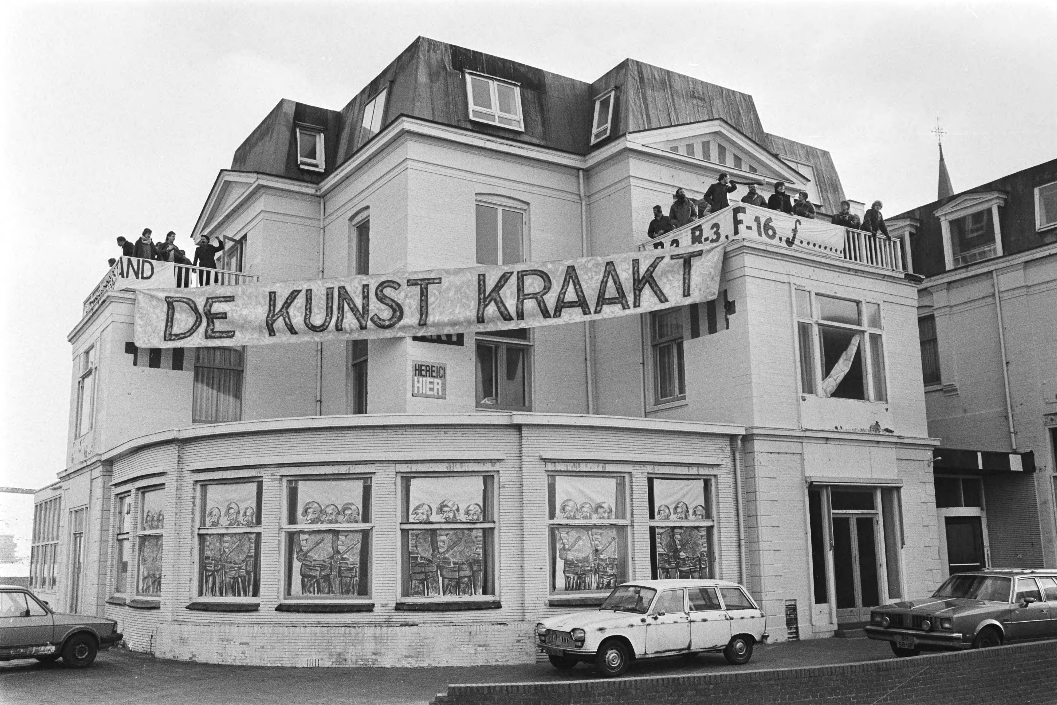 Fotocollectie Anefo — Kunstenaars bezetten een pand van premier Lubbers in Scheveningen — Foto: Antonisse, Marcel / Anefo. Licentie: Set B: Rechtenvrij / Publiek Domein. Bron: Nationaal Archief. http://hdl.handle.net/10648/ad327f98-d0b4-102d-bcf8-003048976d84