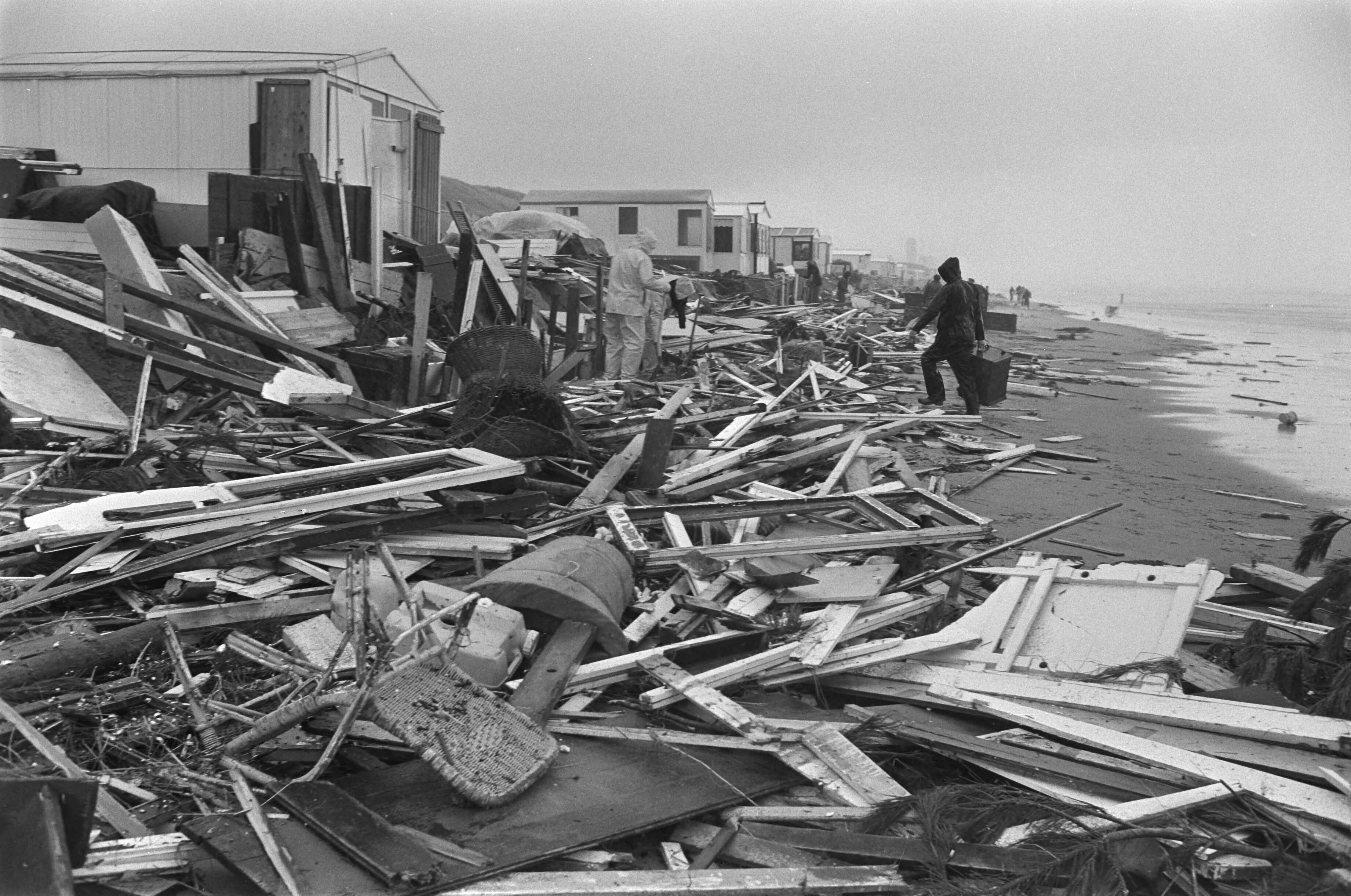 Fotocollectie Anefo — Storm verwoest huisjes langs strand (Zandvoort); grote ravage op Zandvoort — Foto: Suyk, Koen / Anefo. Licentie: Set B: Rechtenvrij / Publiek Domein. Bron: Nationaal Archief. http://hdl.handle.net/10648/acde8488-d0b4-102d-bcf8-003048976d84