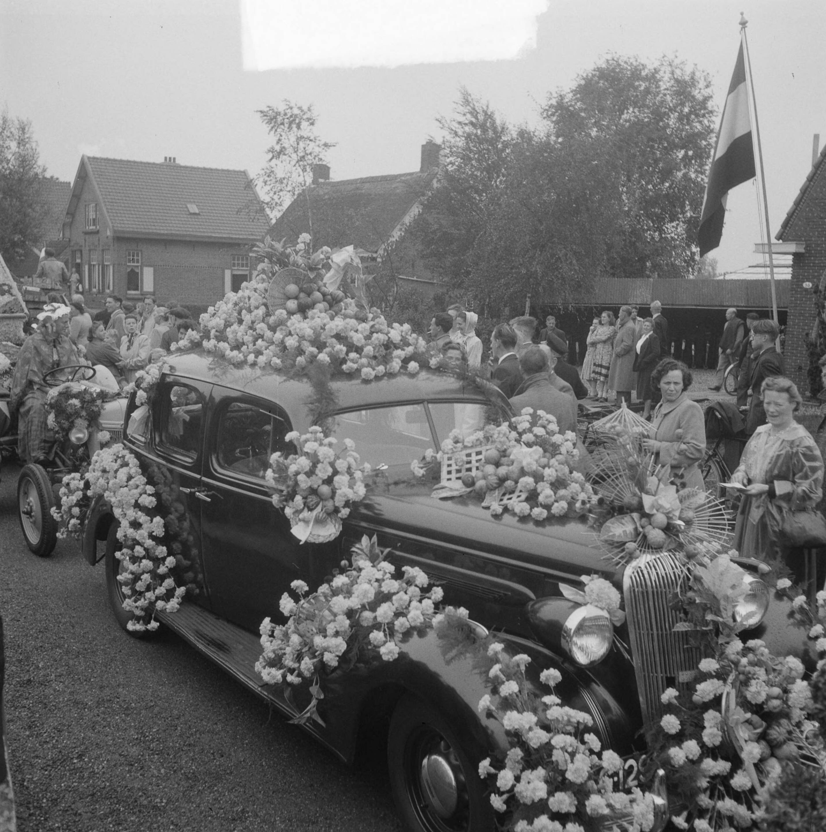 Fotocollectie Anefo — Bloemencorso Aalsmeer — Foto: Pot, Harry / Anefo. Licentie: Set B: Rechtenvrij / Publiek Domein. Bron: Nationaal Archief. http://hdl.handle.net/10648/a8deb808-d0b4-102d-bcf8-003048976d84